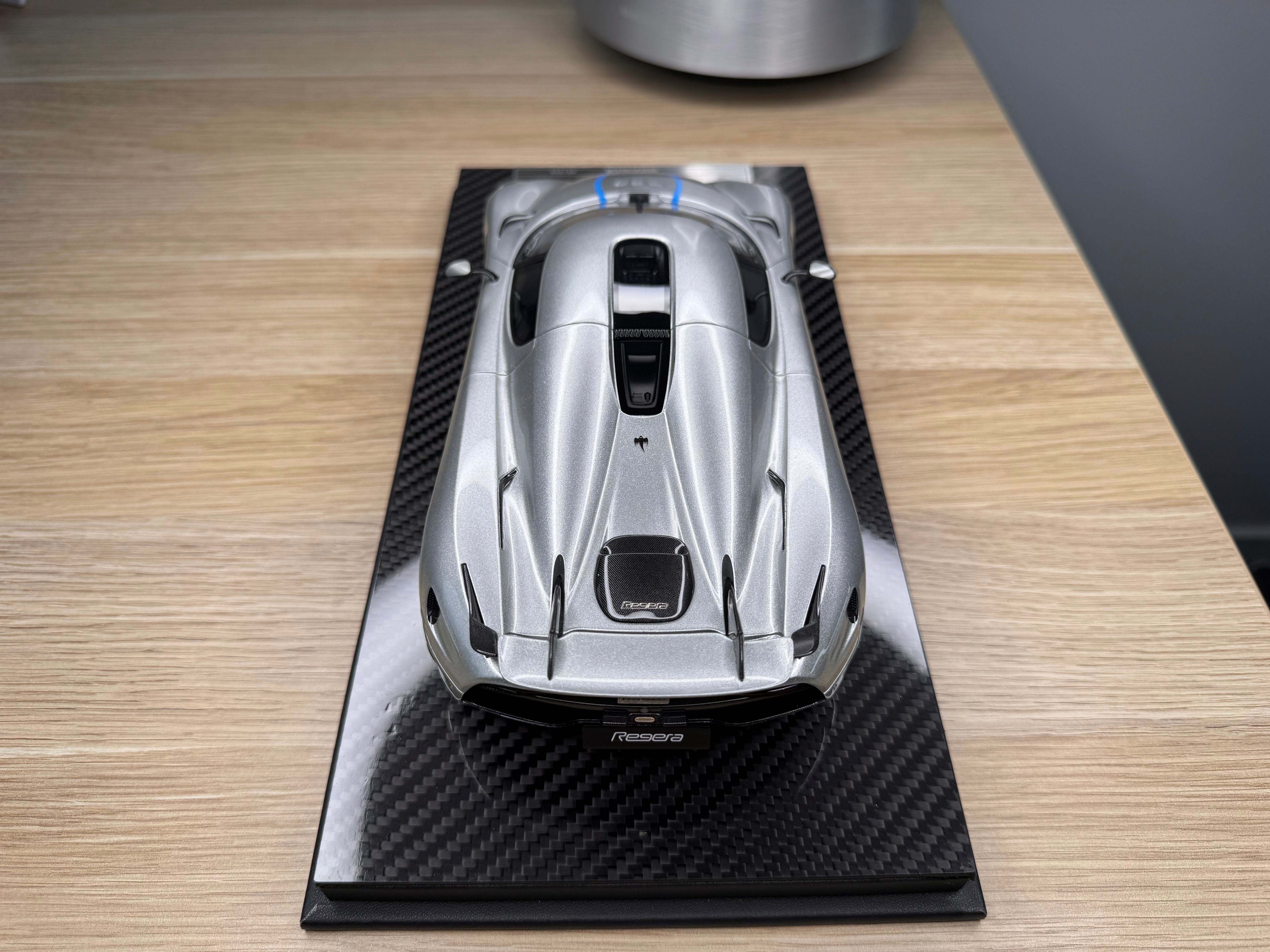 Koenigsegg Regera - Moon Silver with silver wheels - 1:18