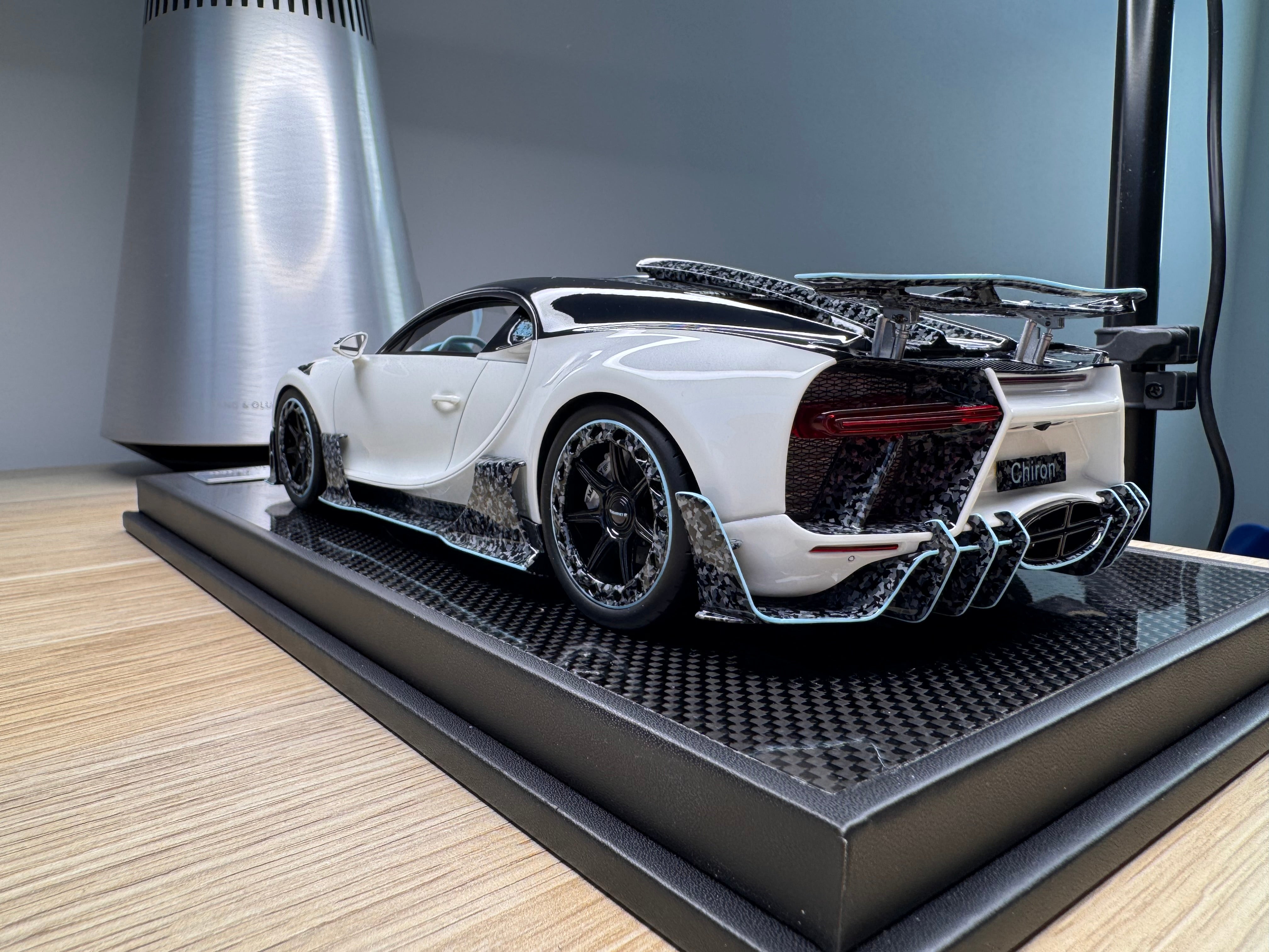 Bugatti Chiron 2.0 White with Luminous Blue - 1:18