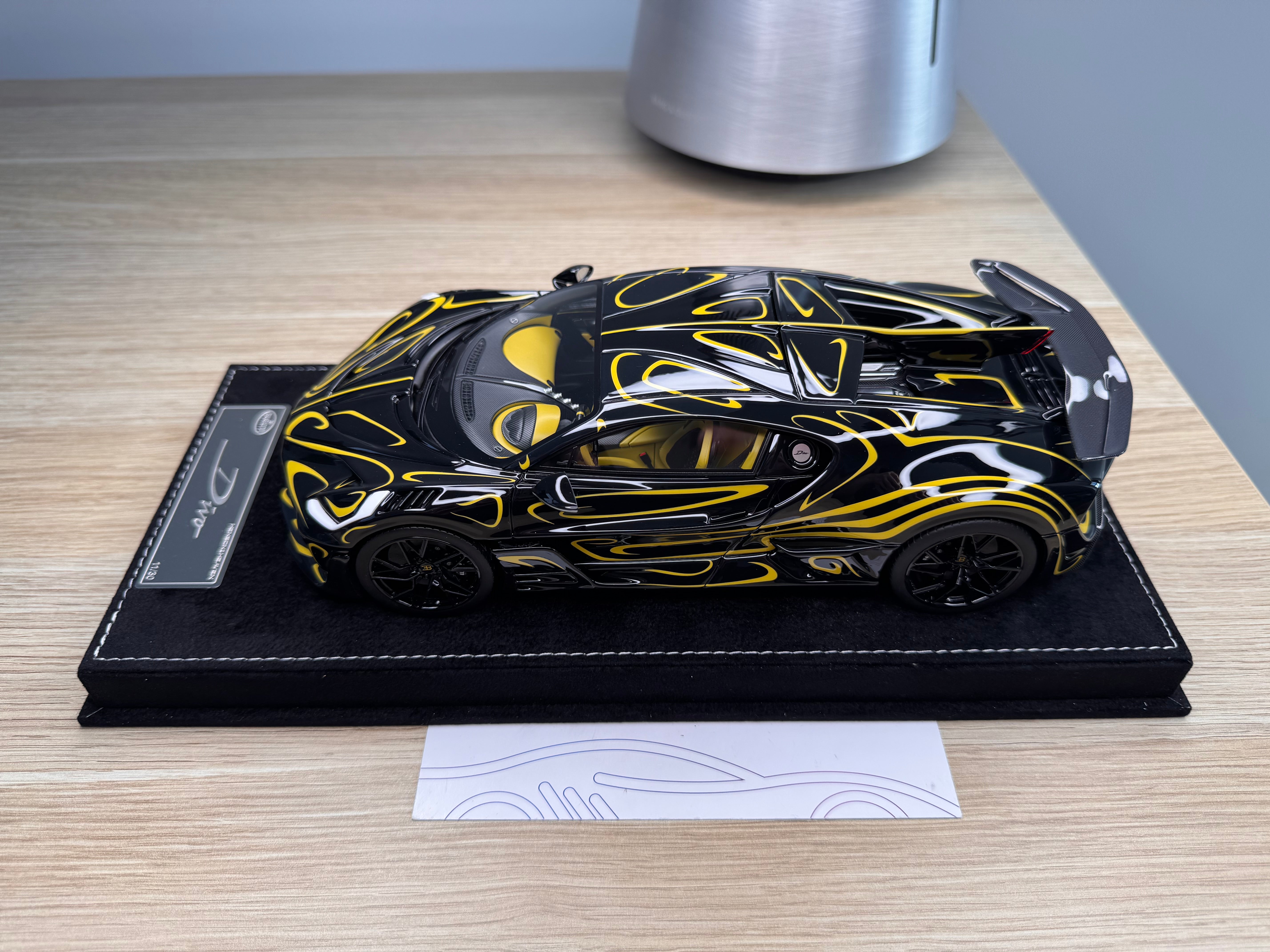 Bugatti Divo - Black with Gold Stripes - 1:18