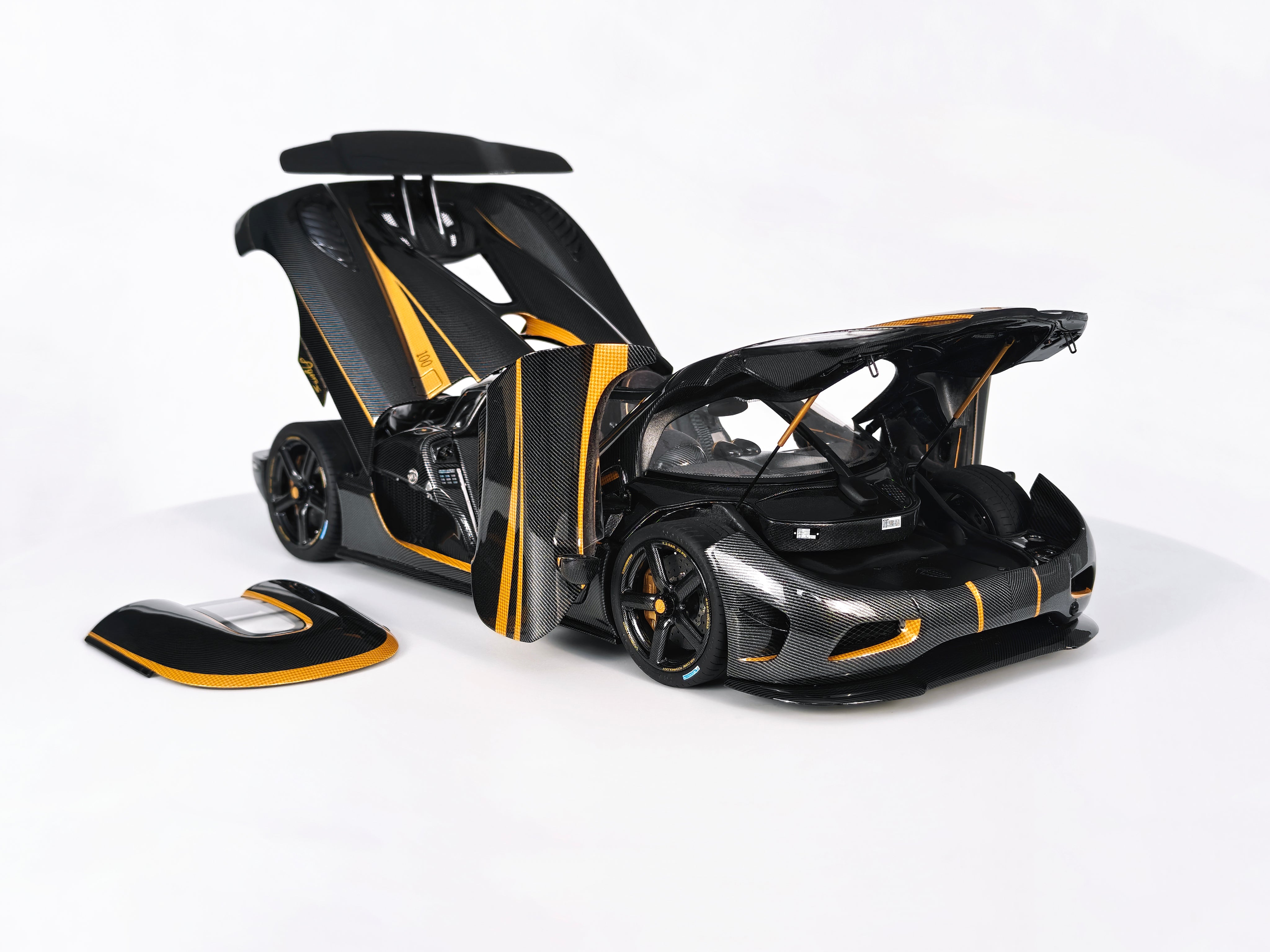 Koenigsegg Agera S - Hundra carbon gold OPEN PARTS - 1:18