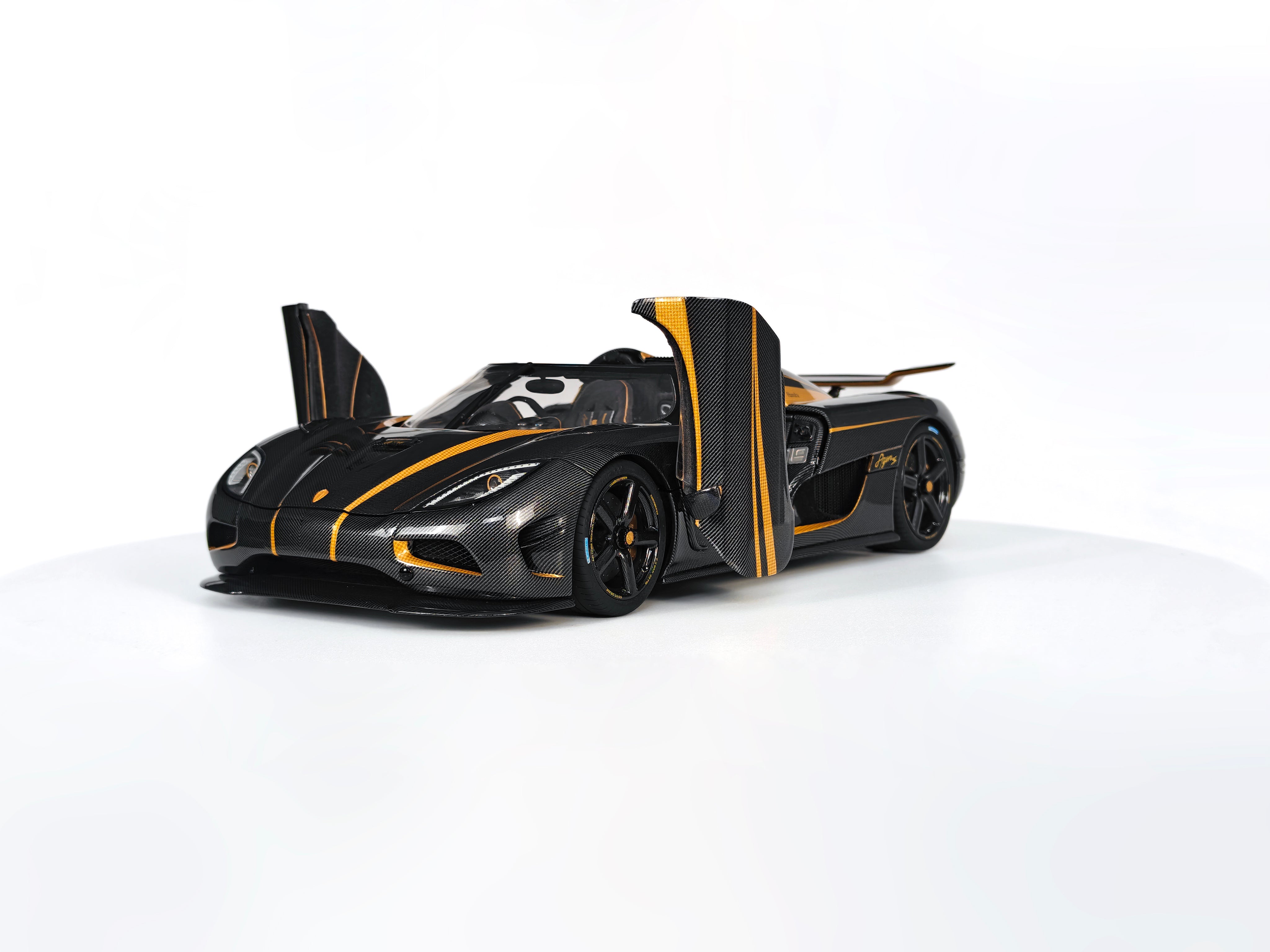 Koenigsegg Agera S - Hundra carbon gold OPEN PARTS - 1:18