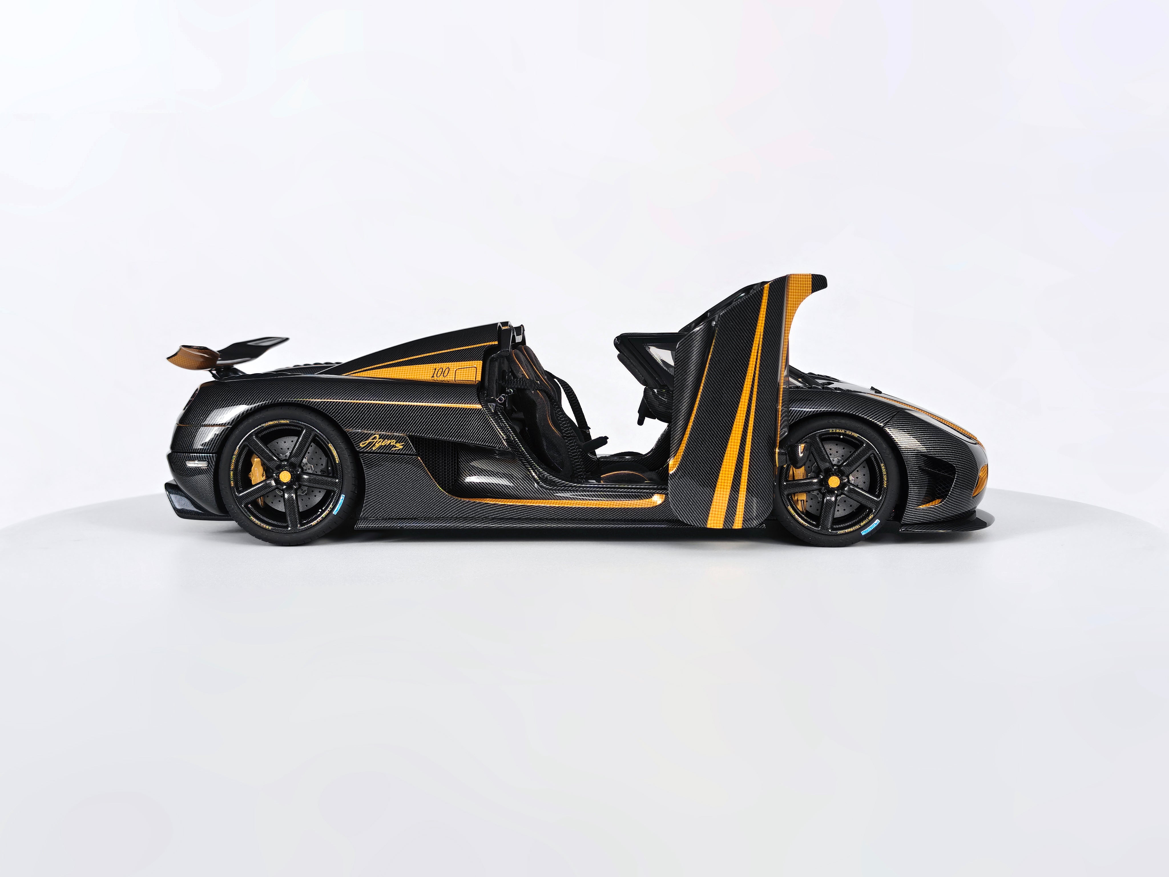 Koenigsegg Agera S - Hundra carbon gold OPEN PARTS - 1:18