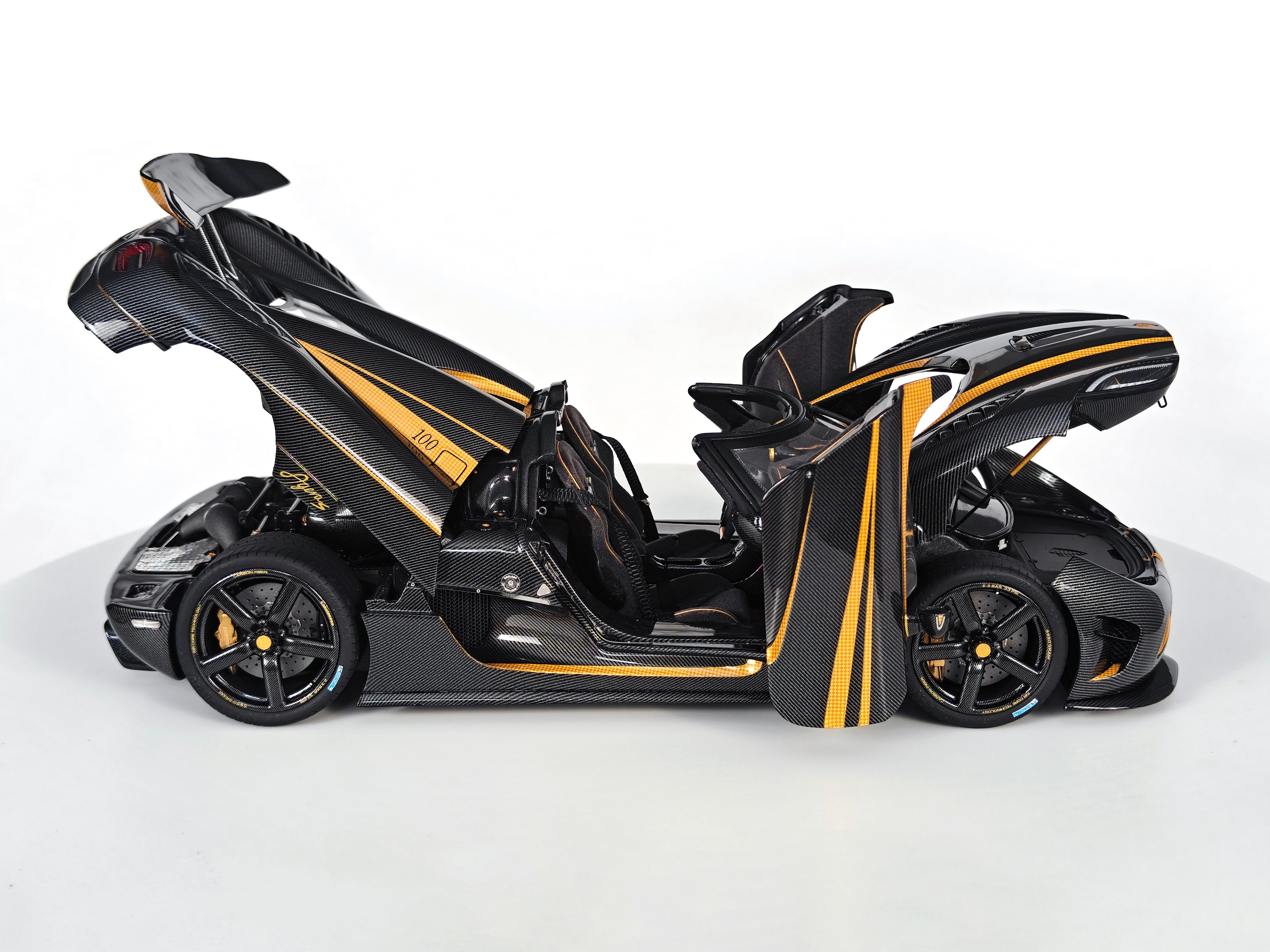 Koenigsegg Agera S - Hundra carbon gold OPEN PARTS - 1:18