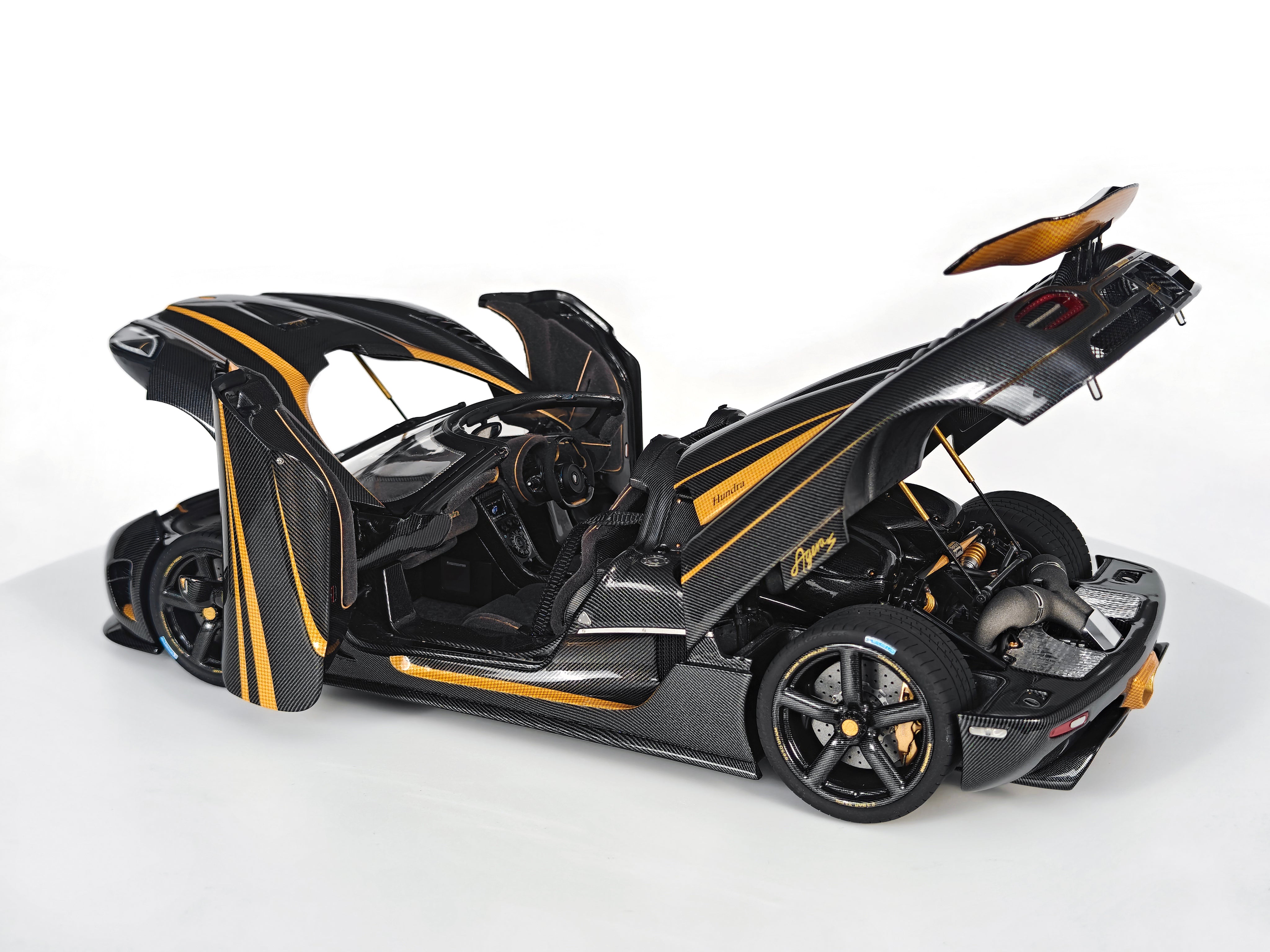 Koenigsegg Agera S - Hundra carbon gold OPEN PARTS - 1:18