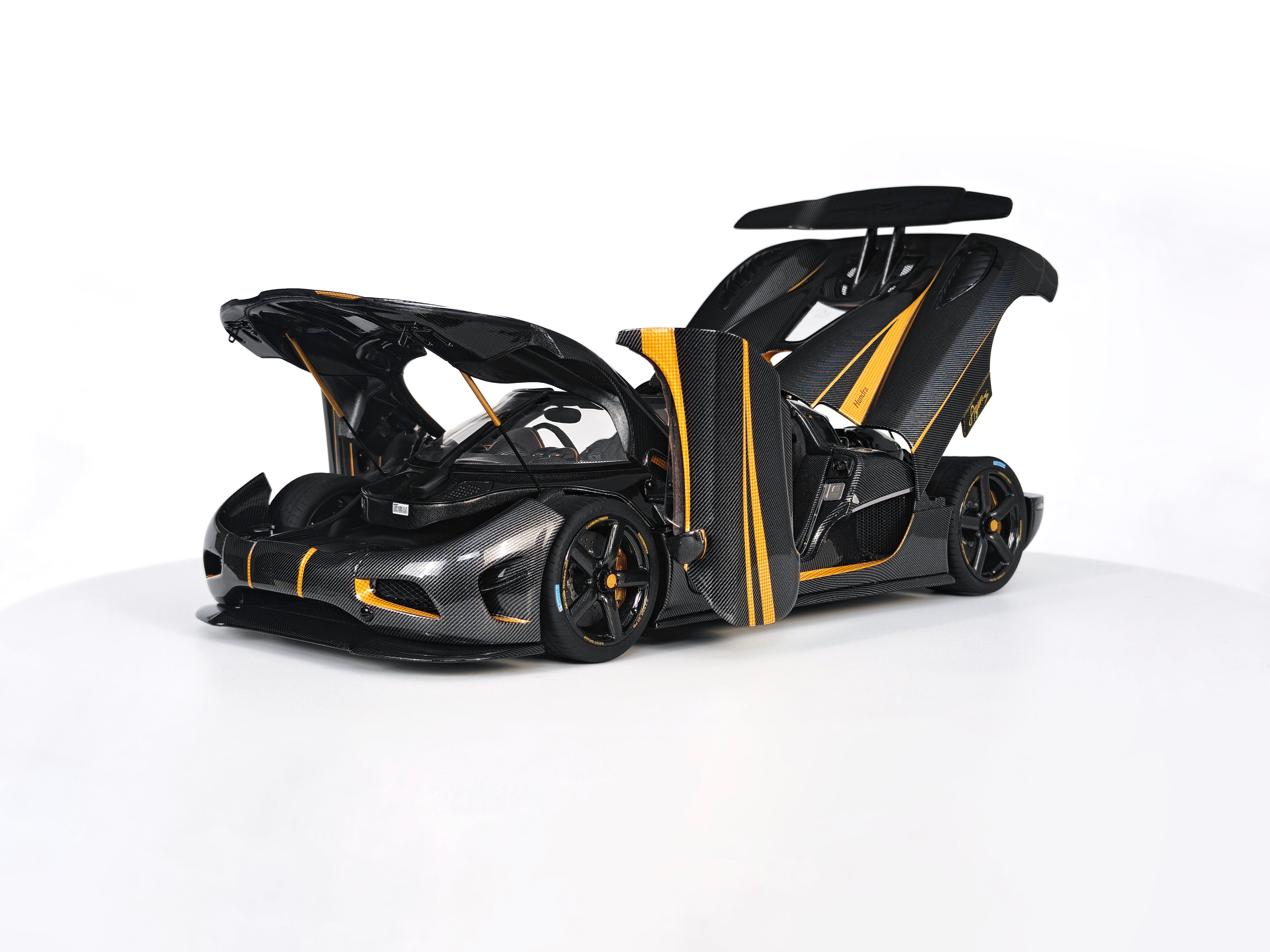 Koenigsegg Agera S - Hundra carbon gold OPEN PARTS - 1:18