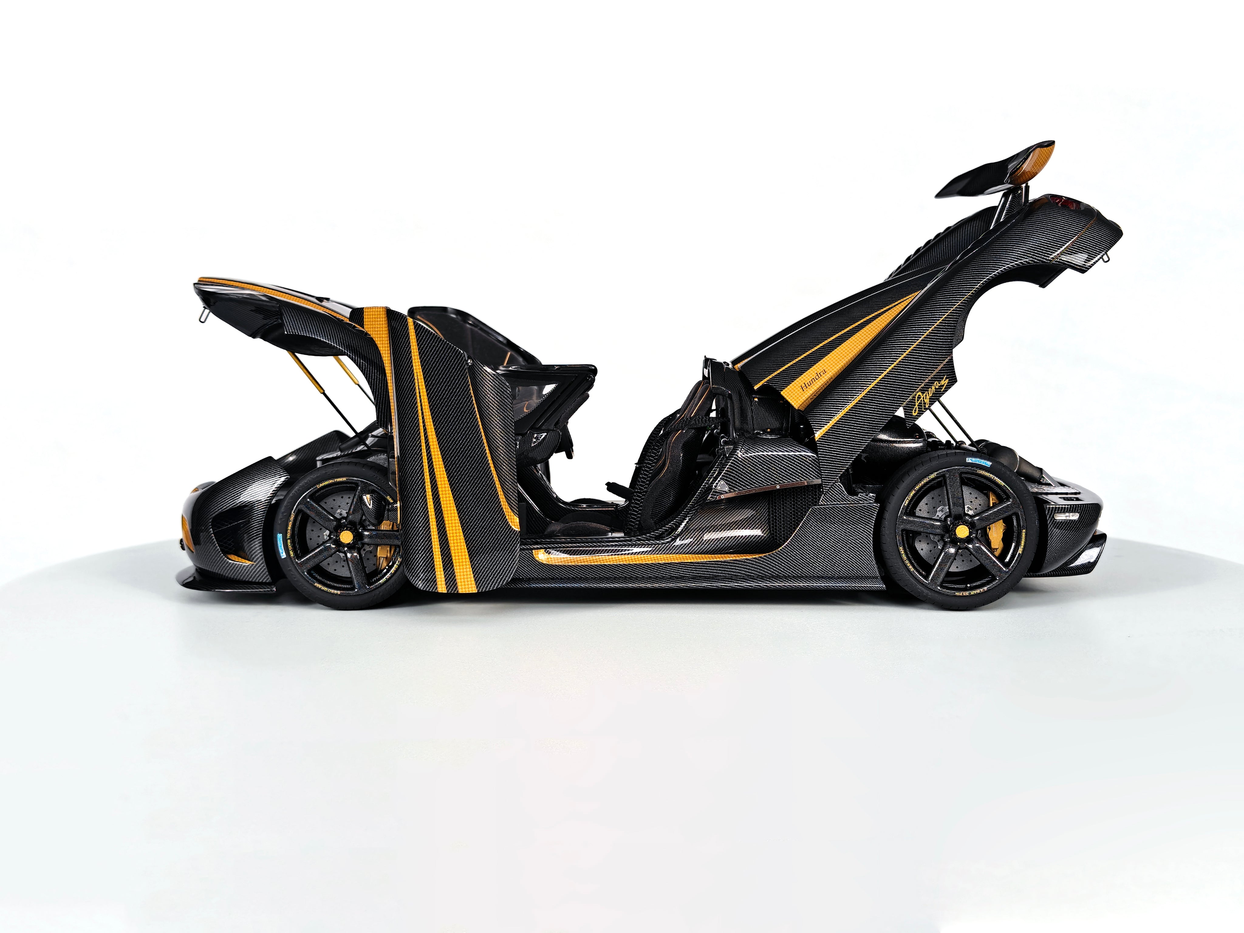 Koenigsegg Agera S - Hundra carbon gold OPEN PARTS - 1:18
