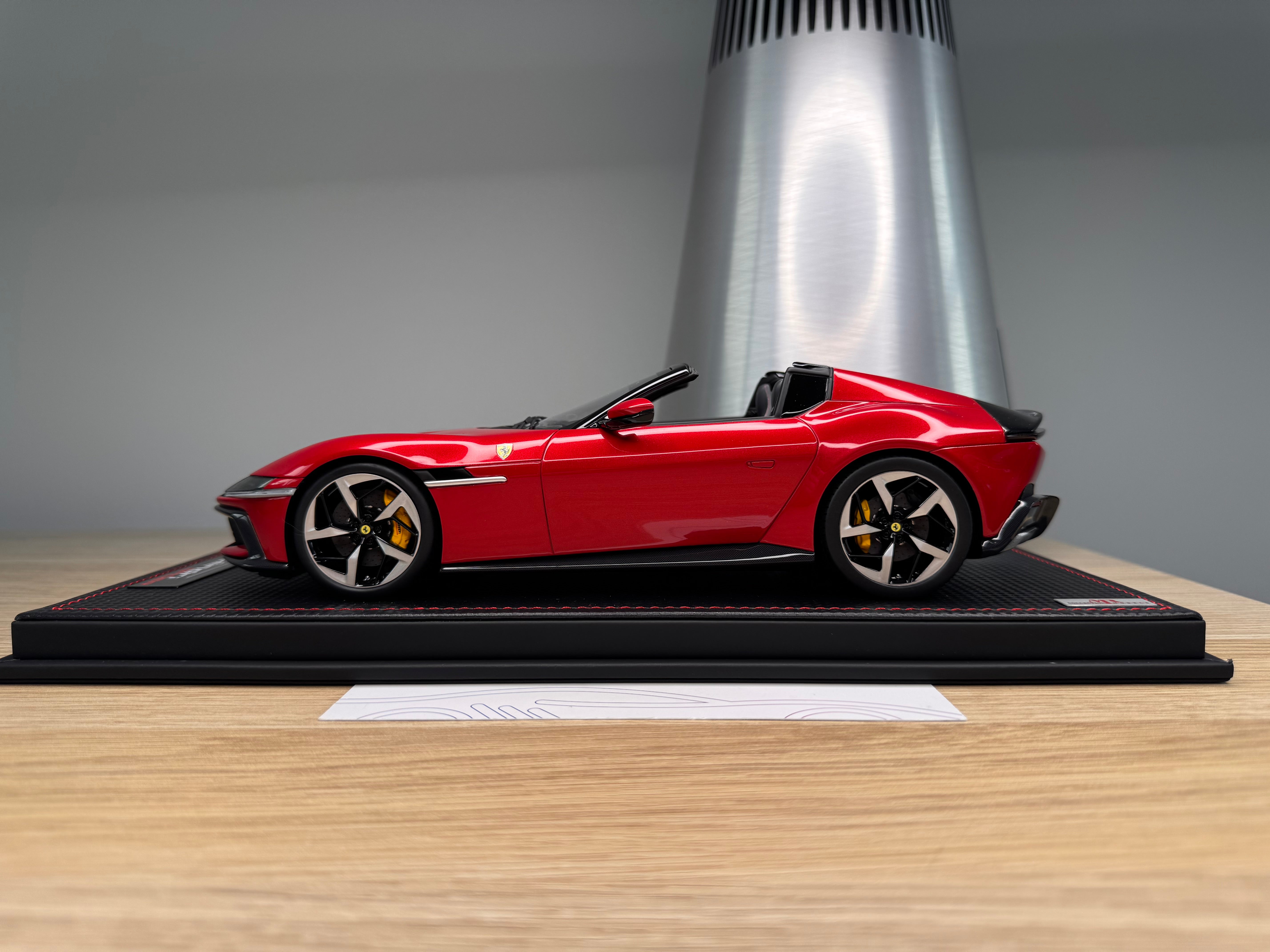 Ferrari 12 Cilindri Spider - Rosso Imola - 1:18
