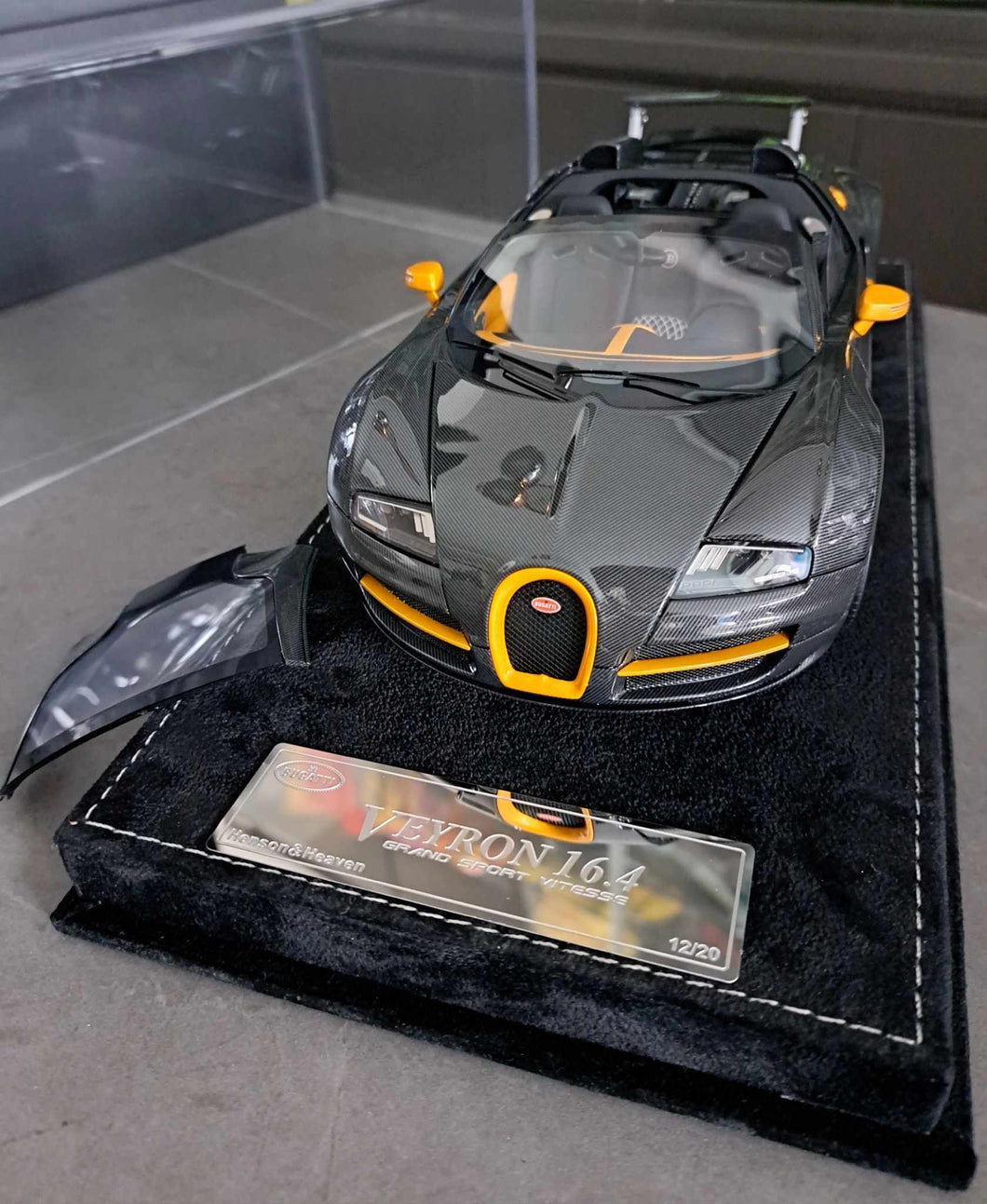 HH Models - Bugatti Veyron - black carbon - 1:18