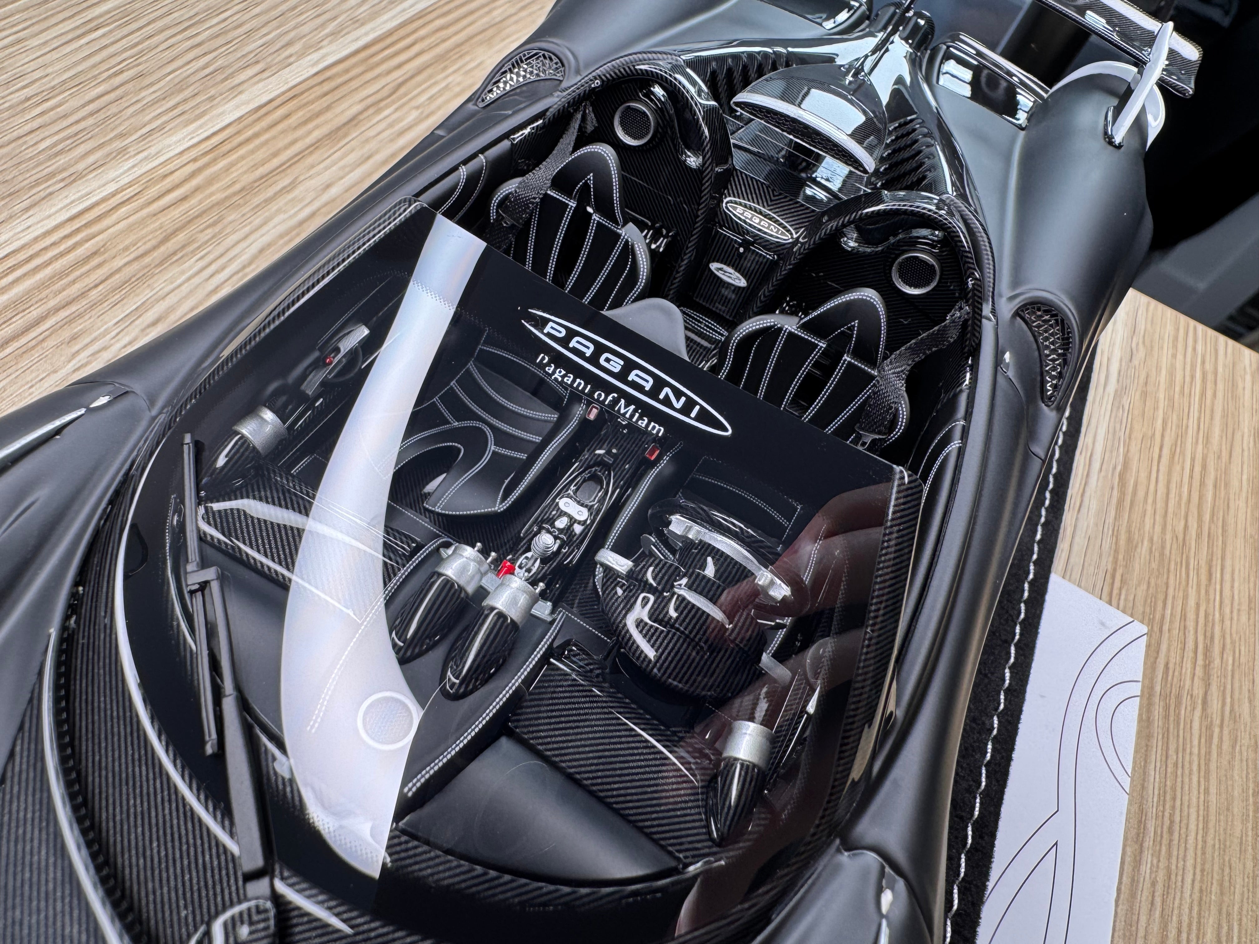 Pagani Huayra Roadster Tempesta - matte black / carbon - 1:18