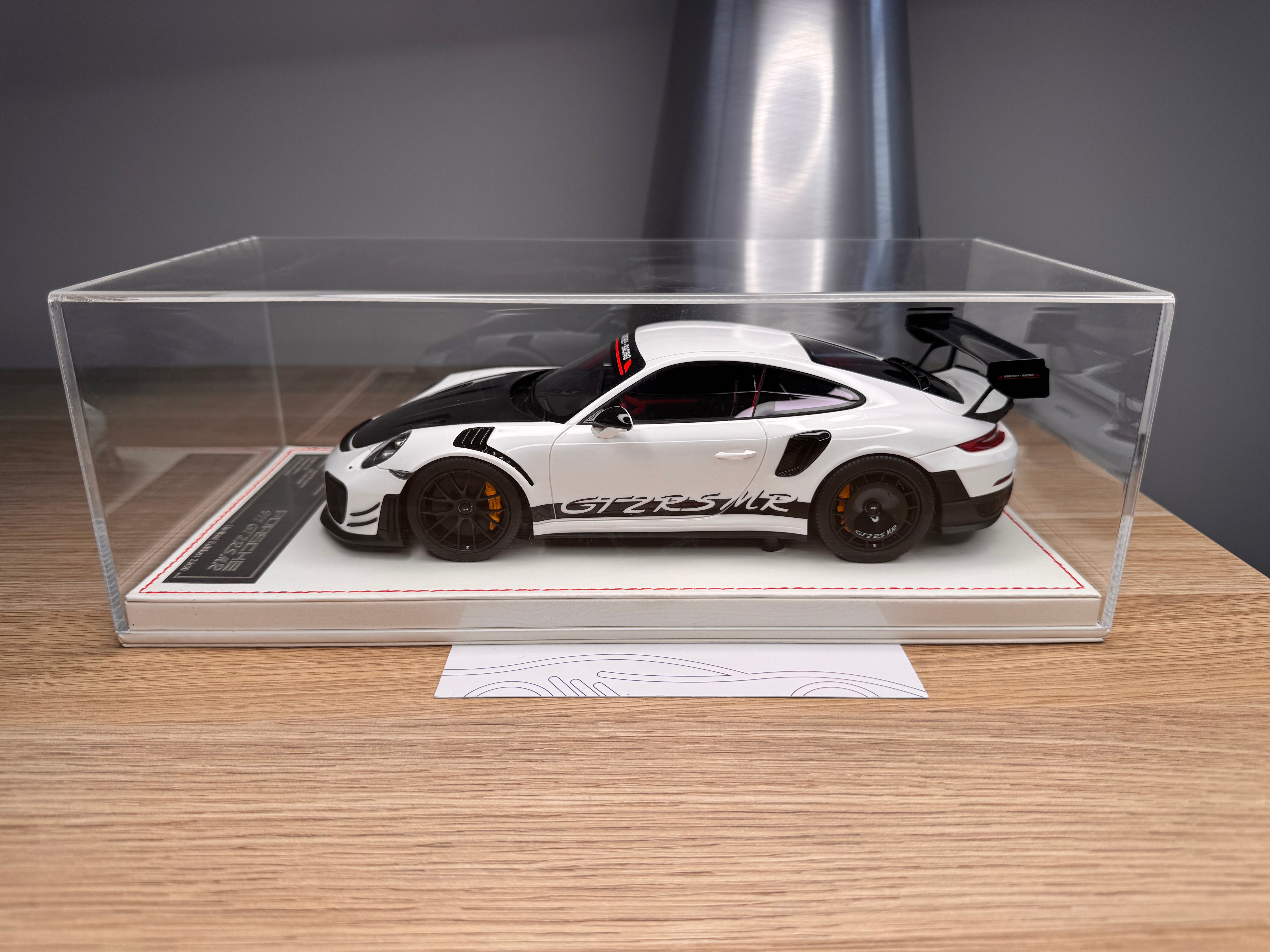 Porsche 911 GT2RSMR - White / Black - 1:18