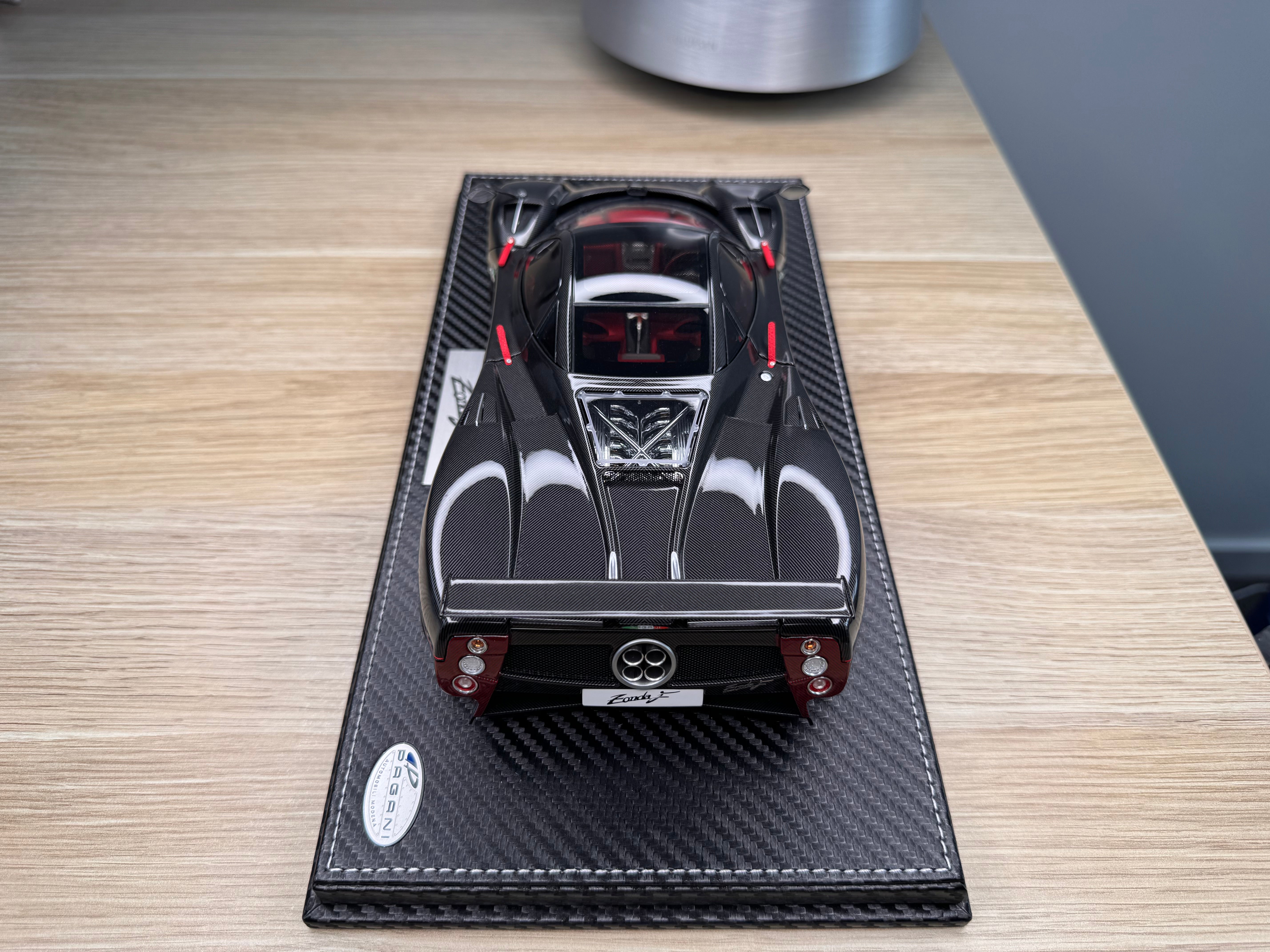 Pagani Zonda F - gloss carbon black OPEN PARTS - 1:18