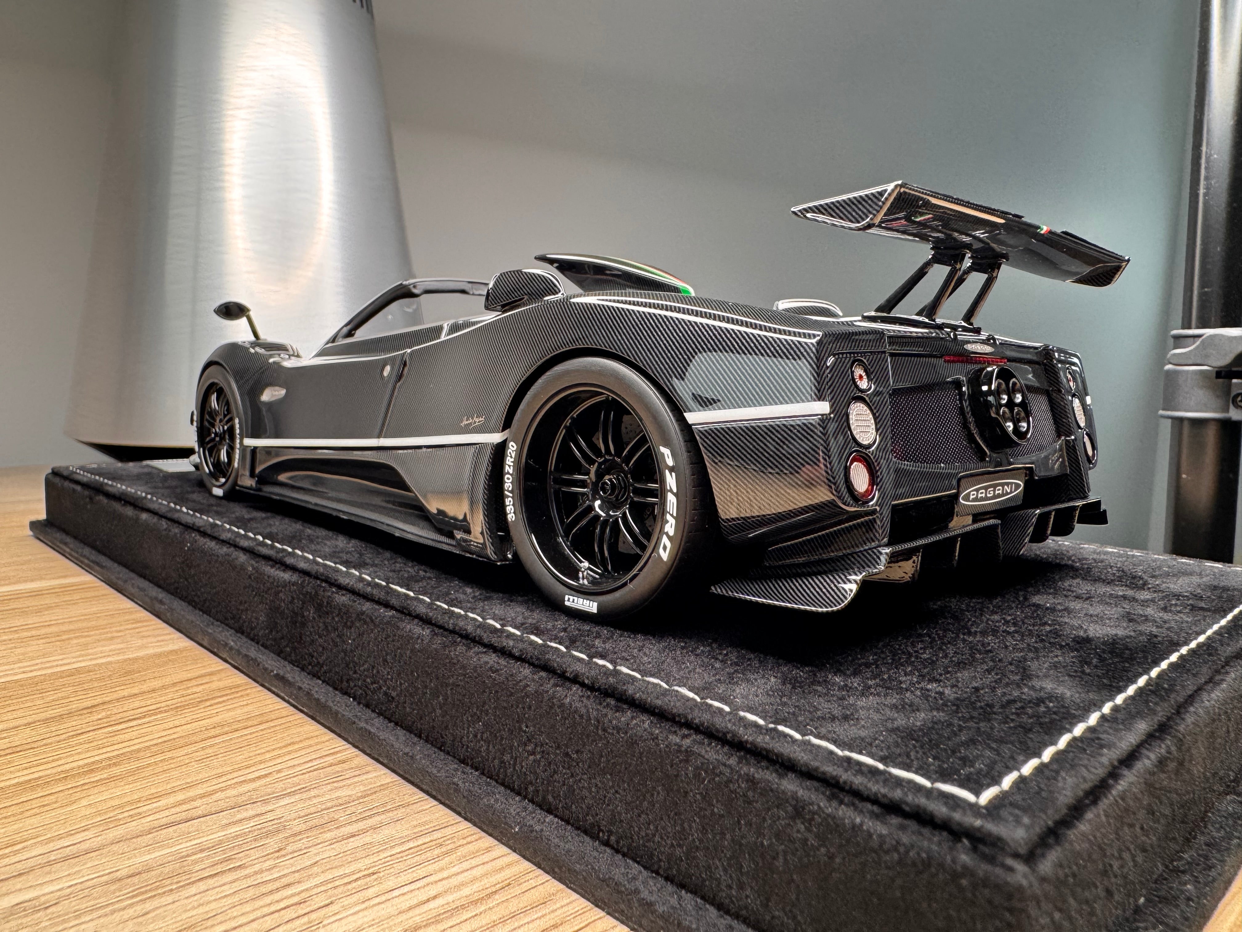 Pagani Zonda Cinque Roadster - Black / Carbon - 1:18