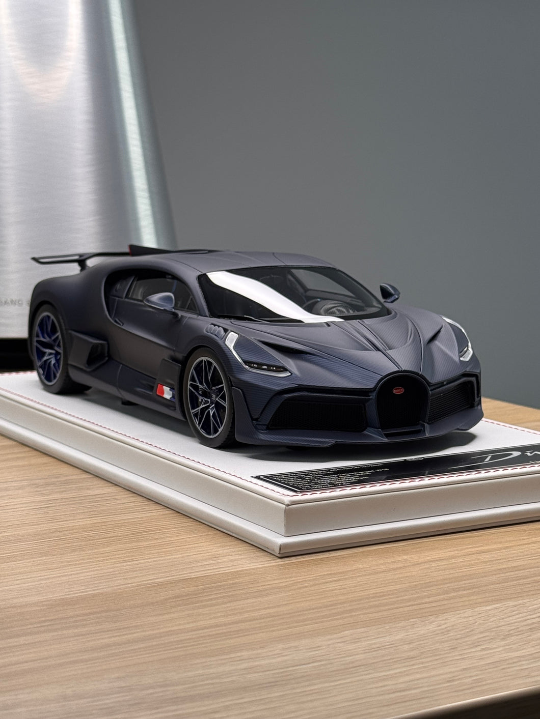 Bugatti Divo - blue carbon (matte) - 1:18