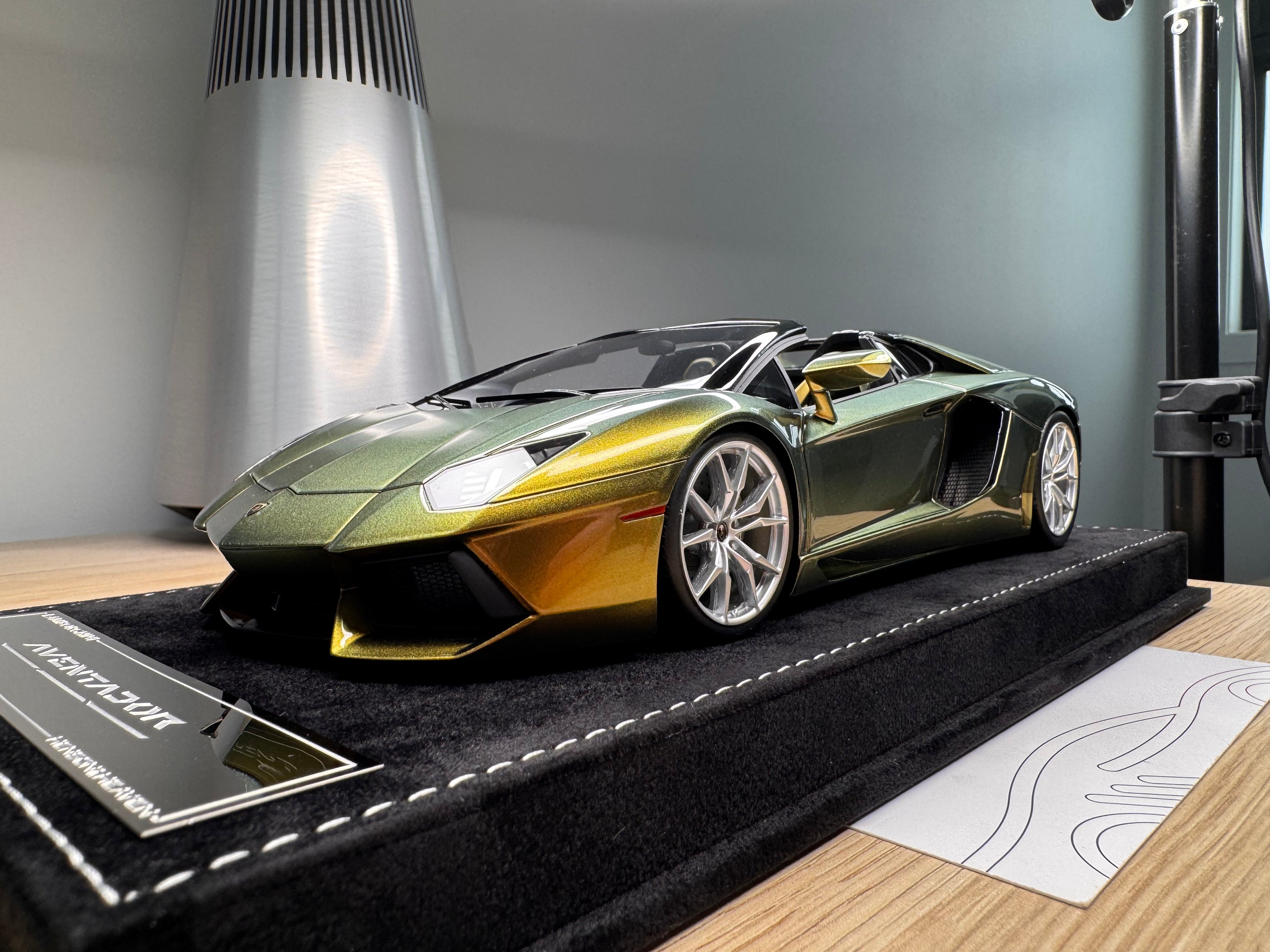 Lamborghini Aventador LP700-4 Roadster - Chameleon Gold - 1:18