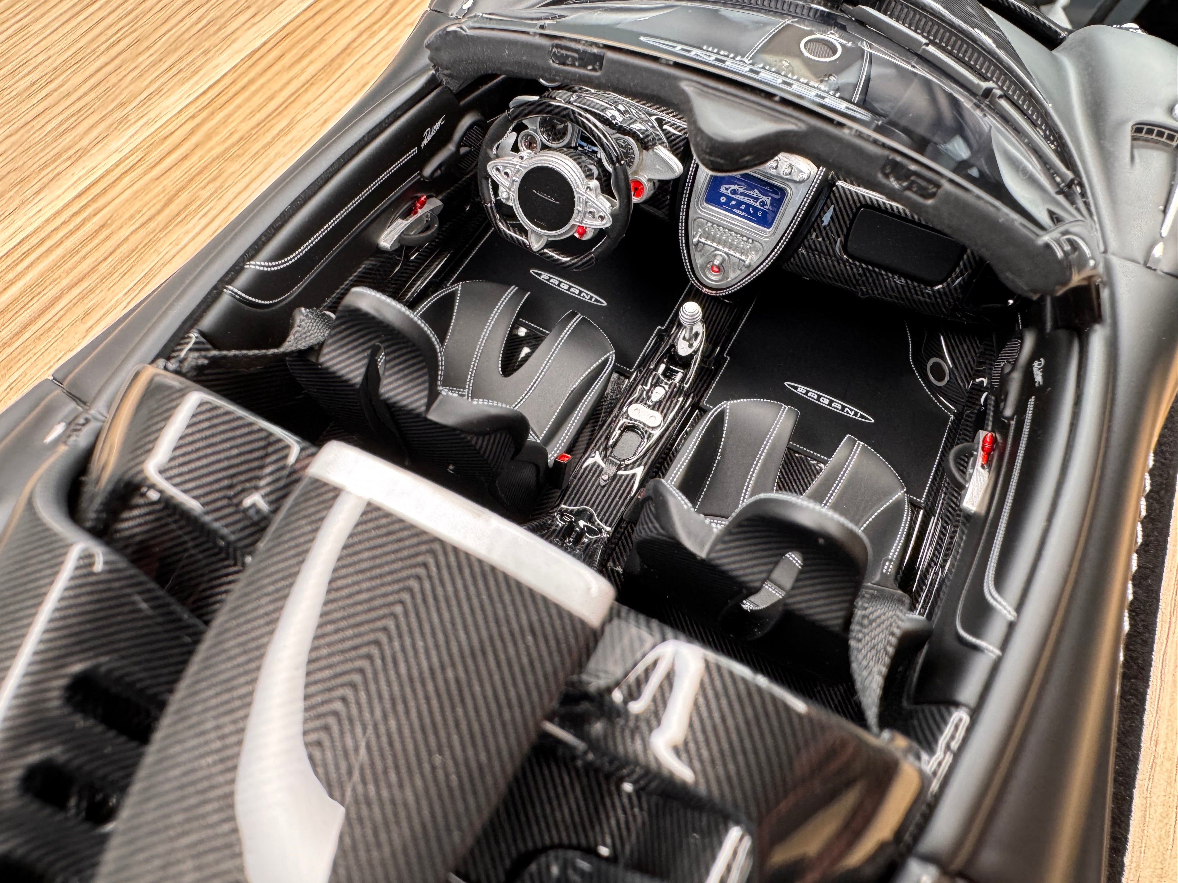 Pagani Huayra Roadster Tempesta - matte black / carbon - 1:18