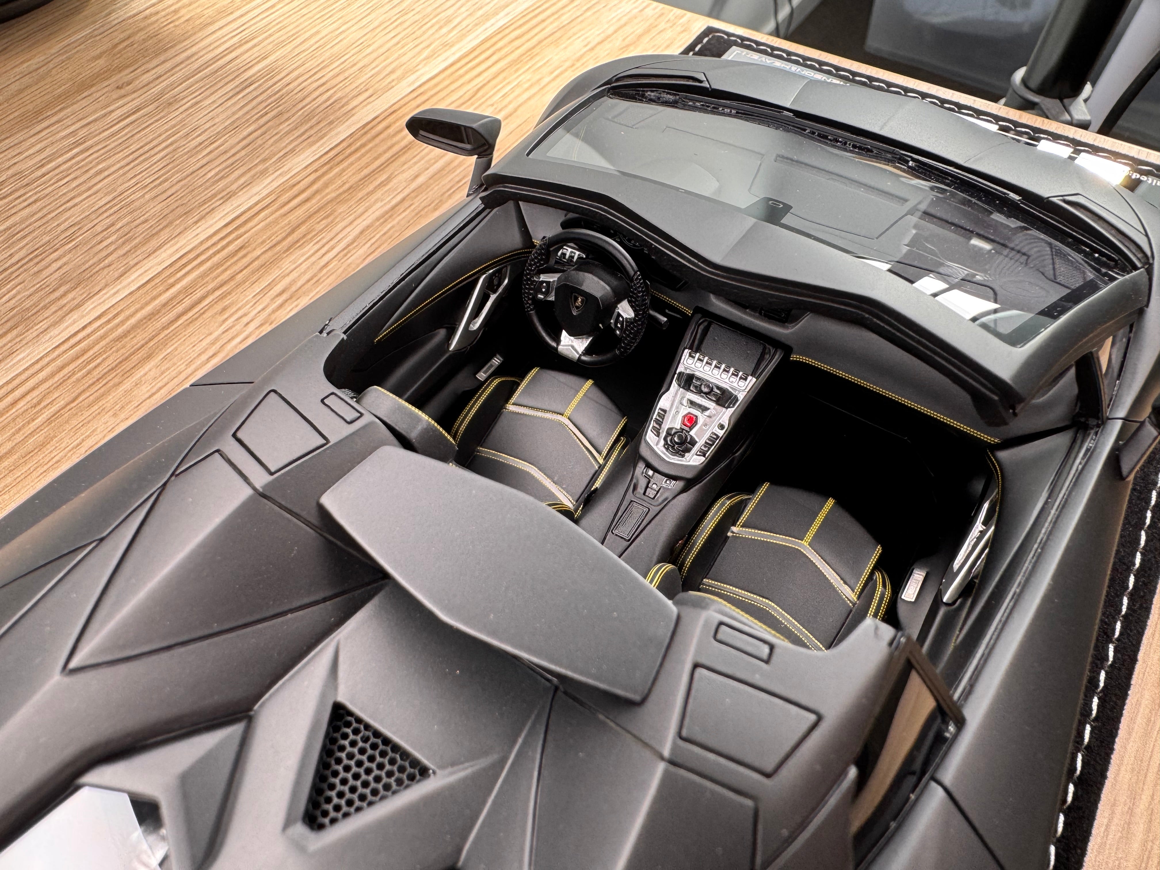 Lamborghini Aventador LP700-4 Roadster - Matte Black - 1:18
