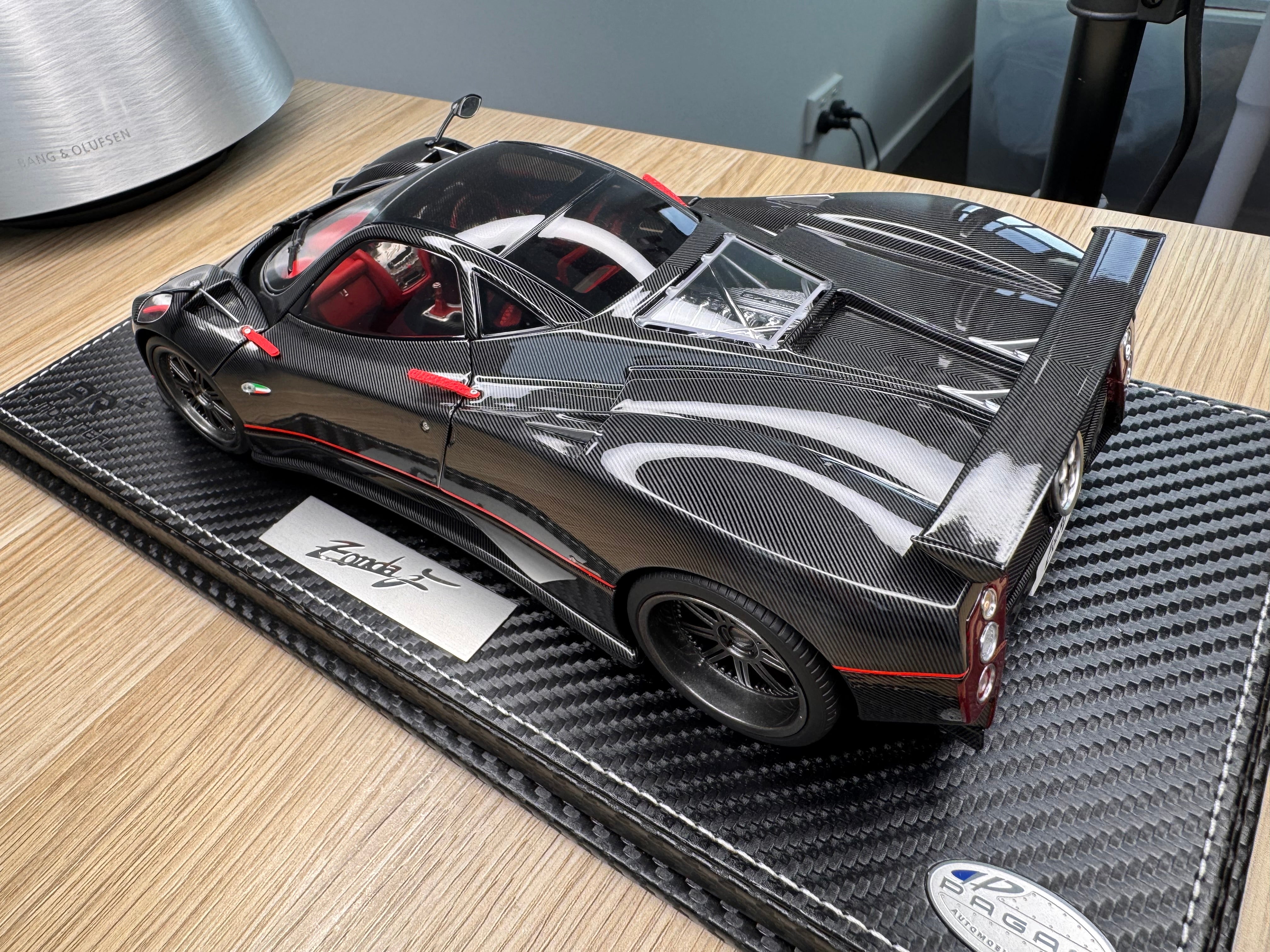 Pagani Zonda F - gloss carbon black OPEN PARTS - 1:18