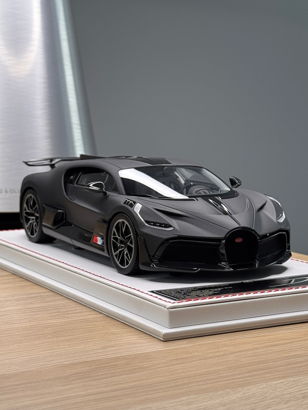 Bugatti Divo - black carbon (matte) - 1:18