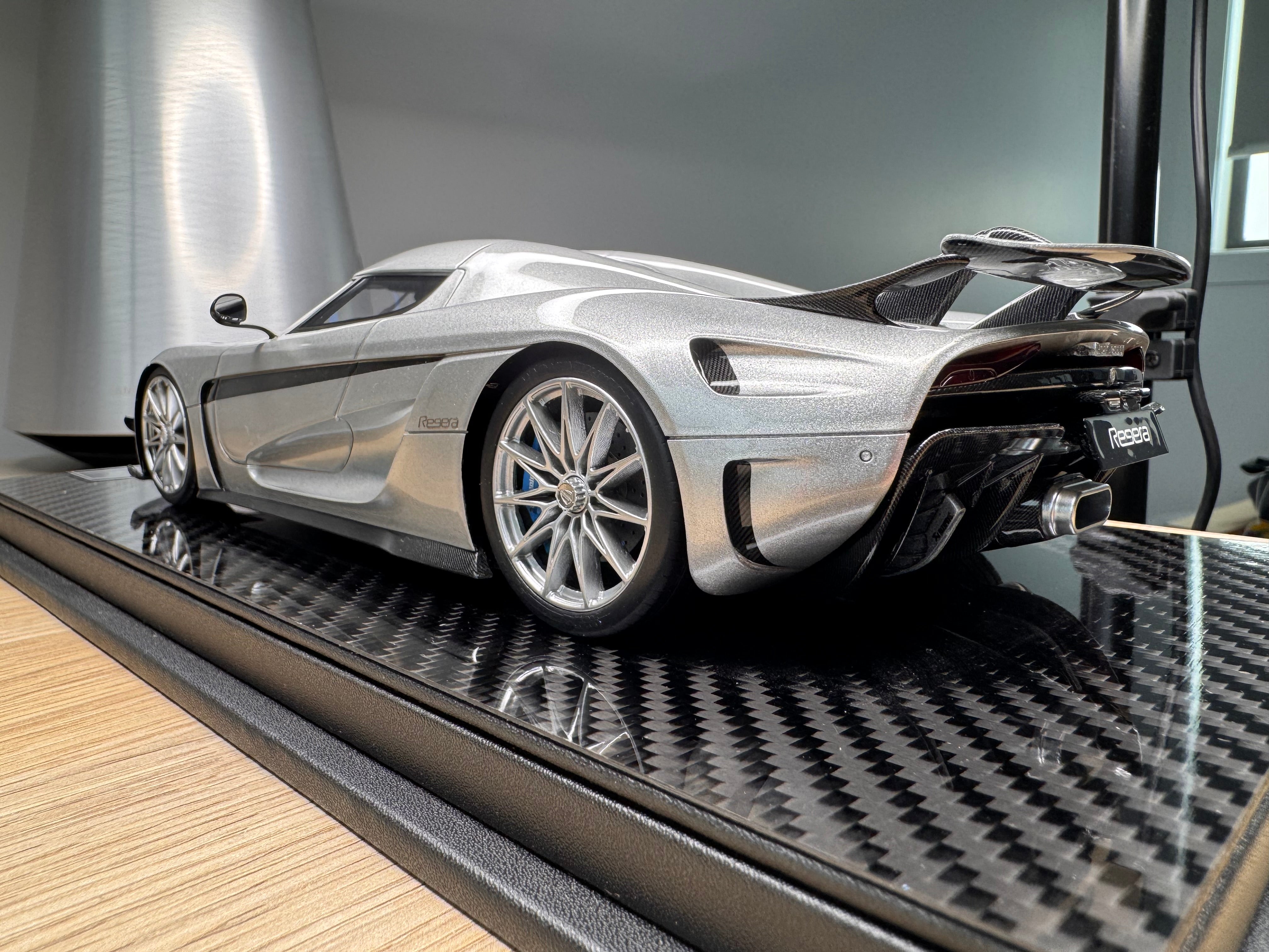 Koenigsegg Regera - Moon Silver with silver wheels - 1:18