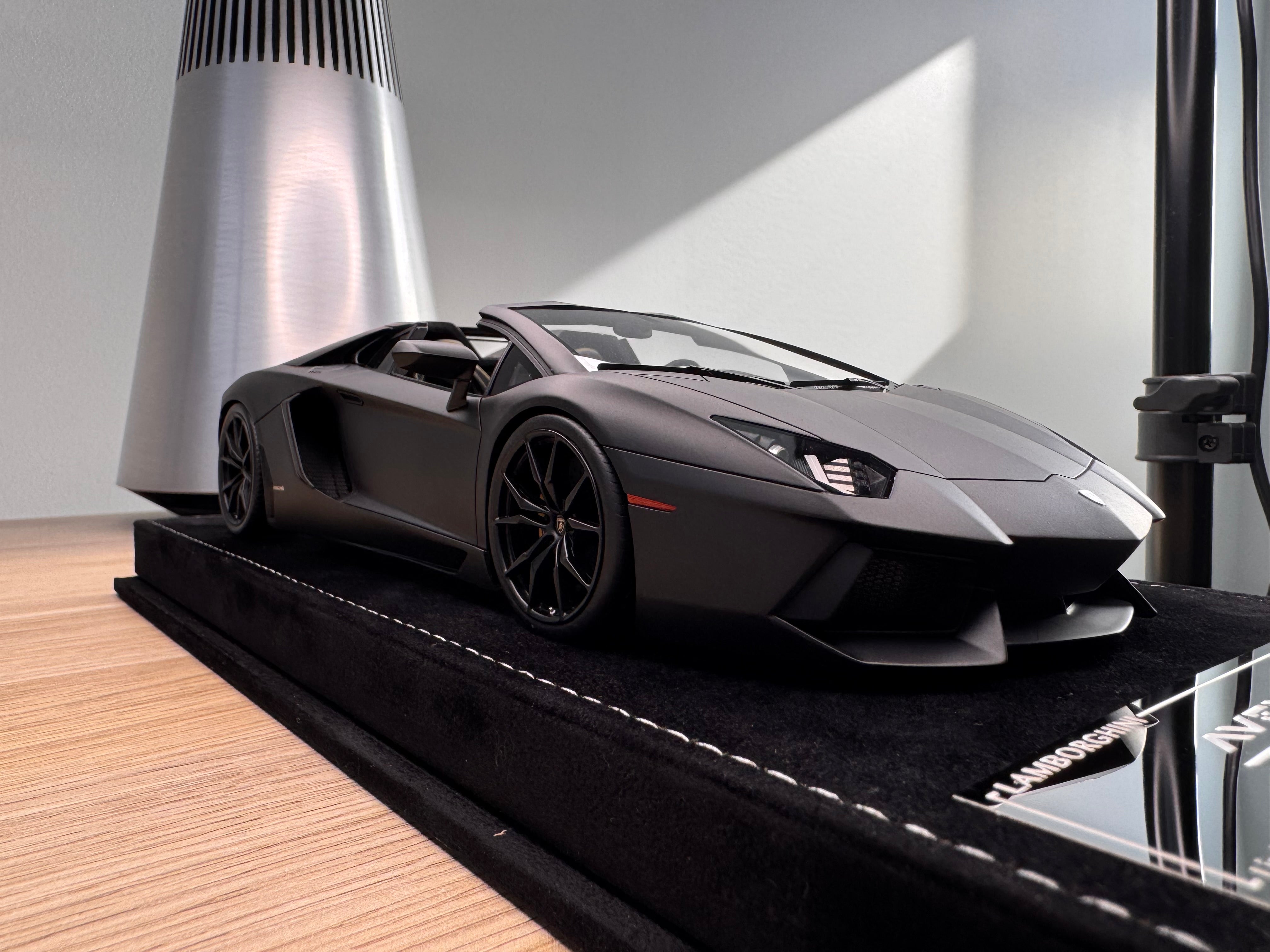 Lamborghini Aventador LP700-4 Roadster - Matte Black - 1:18