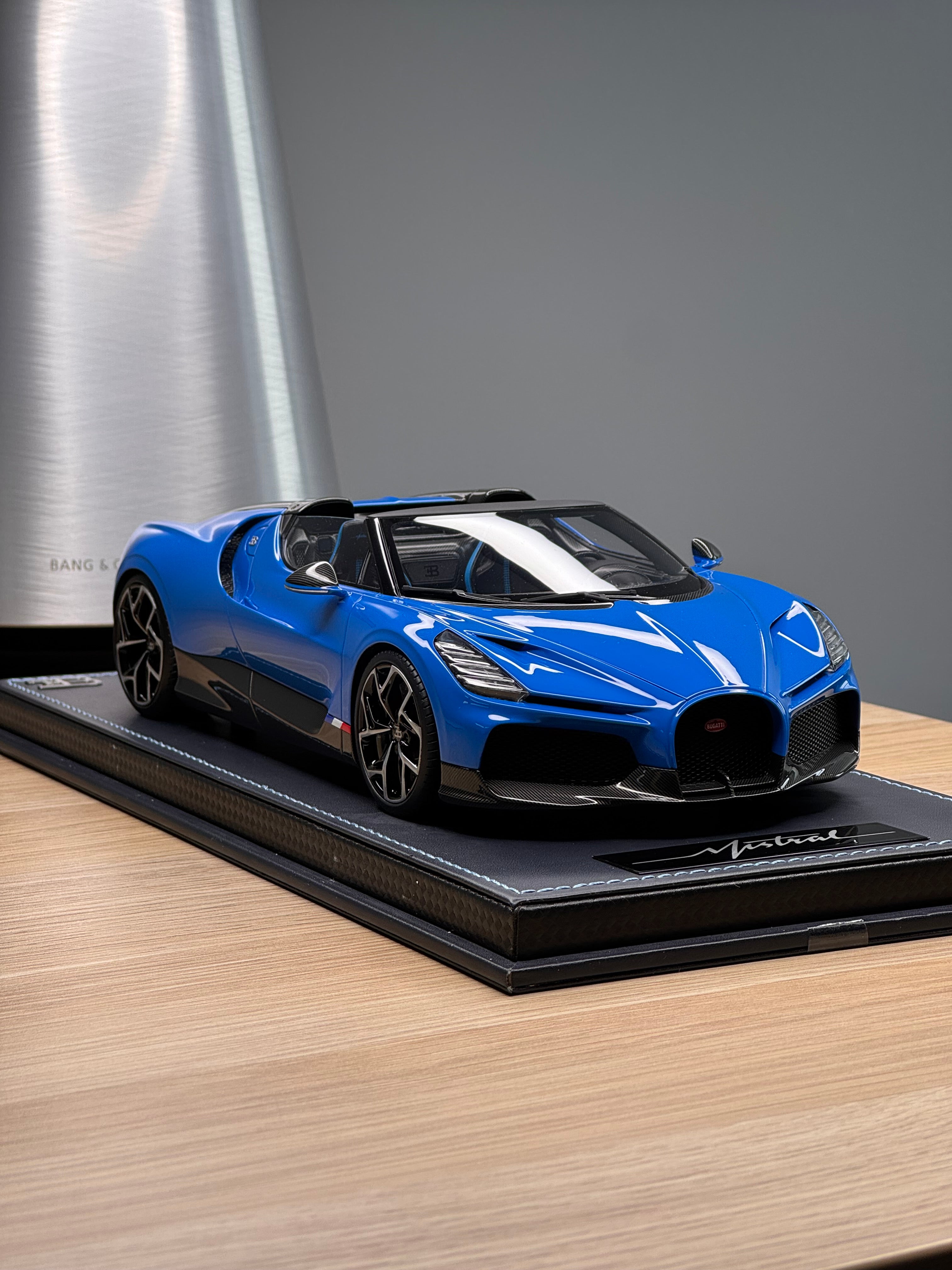Bugatti Mistral - blue - 1:18