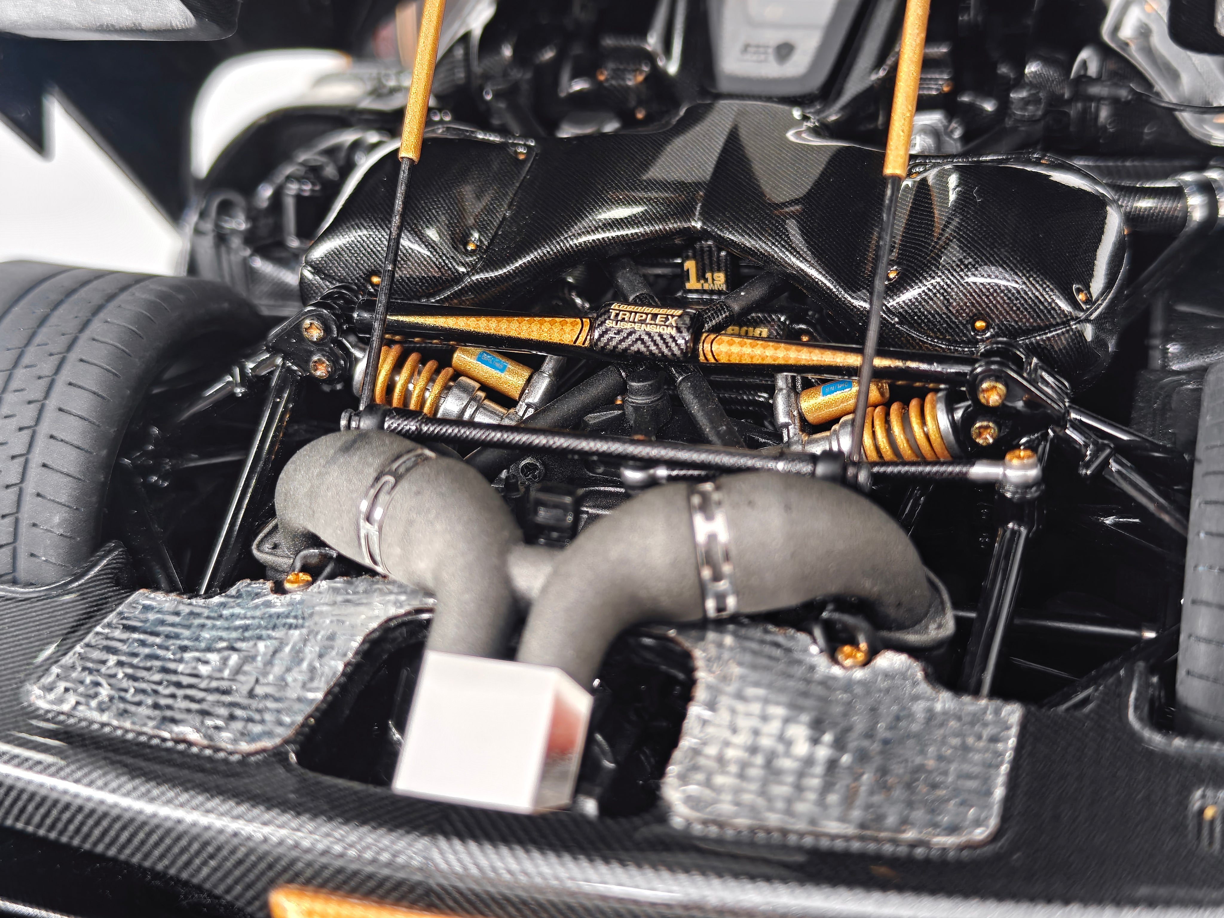 Koenigsegg Agera S - Hundra carbon gold OPEN PARTS - 1:18