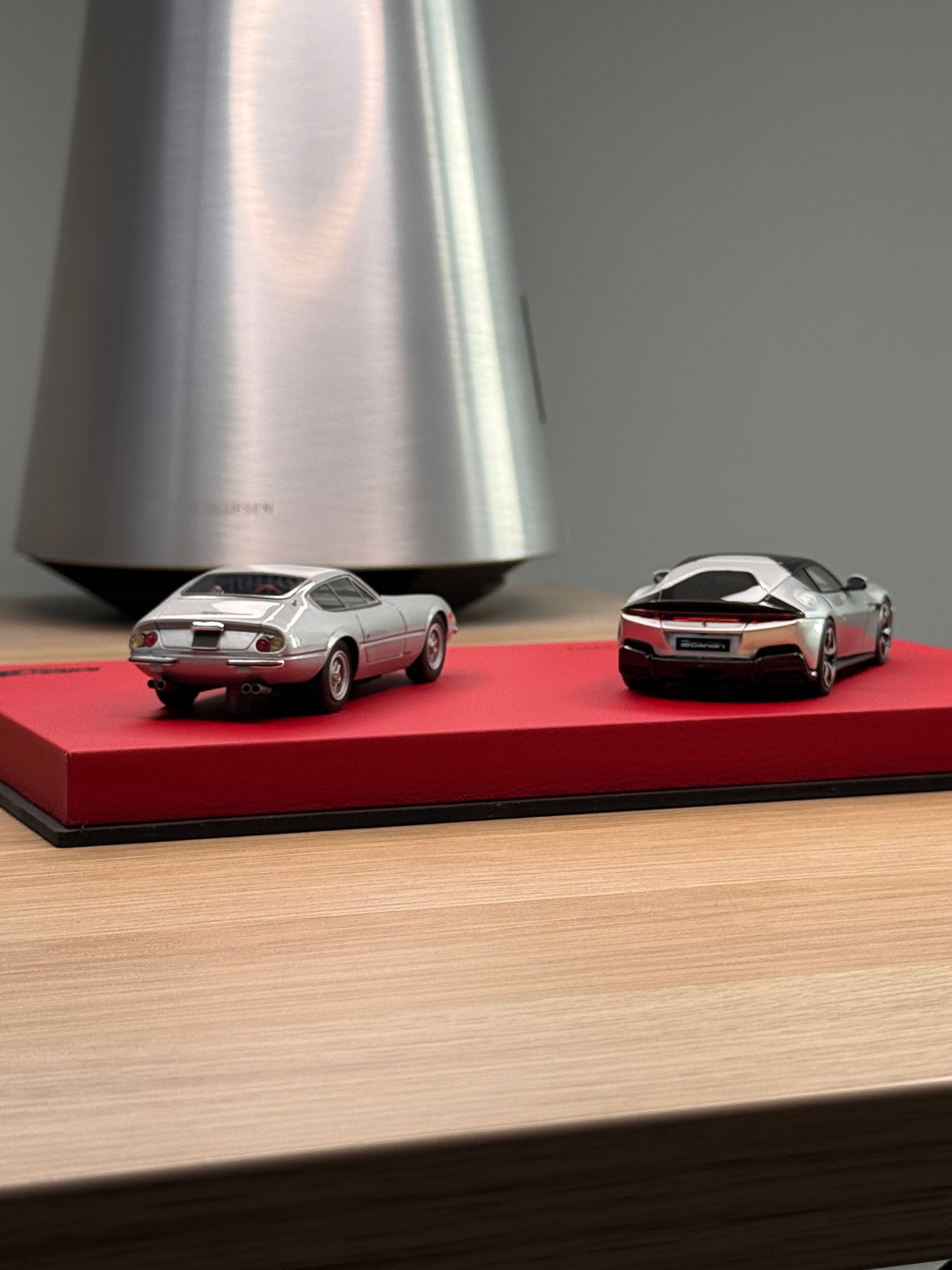 Ferrari 12Cilindri Coupe and Ferrari 365 GTB/4 Daytona - Nurburgring Silver - 1:18