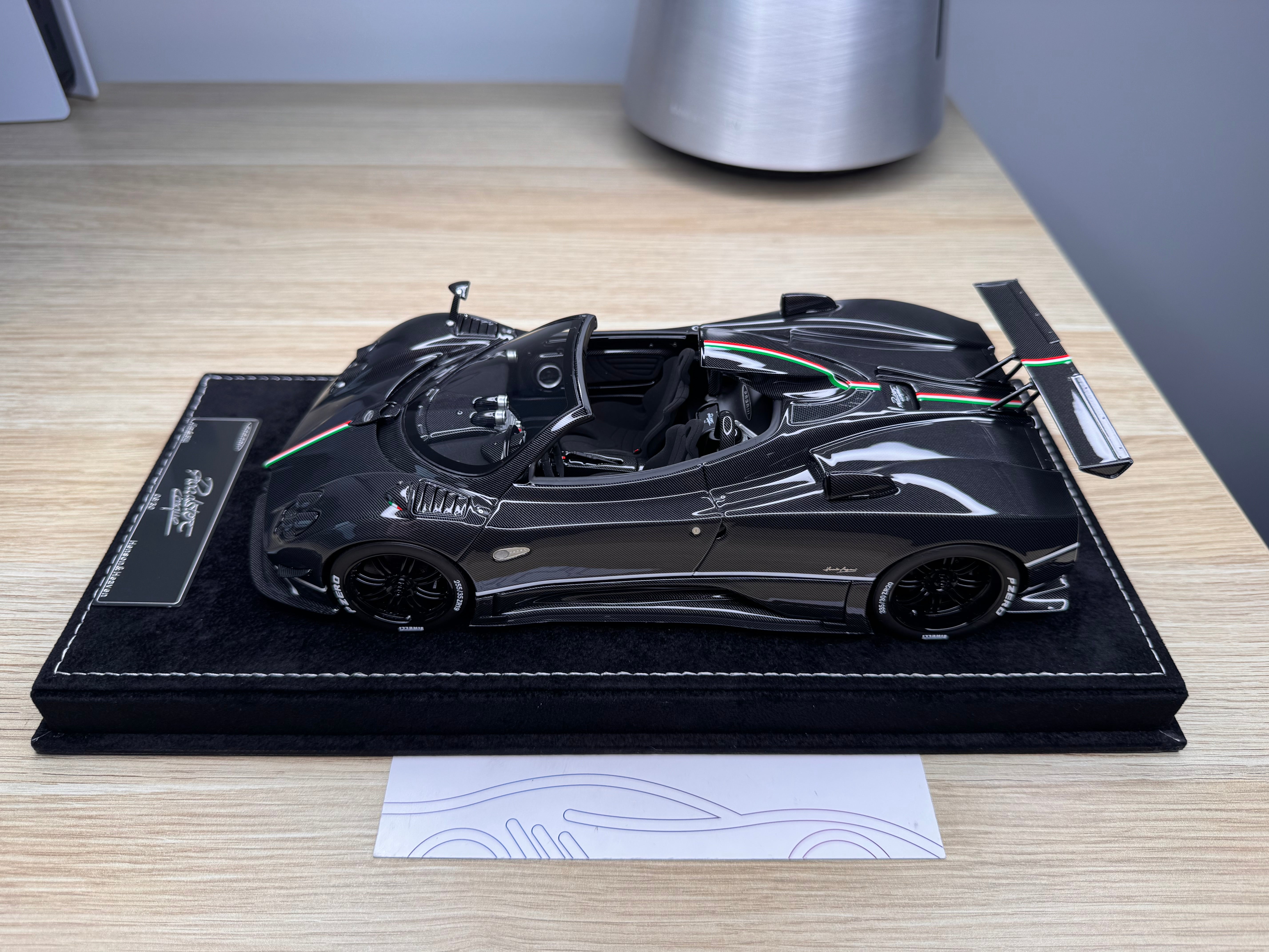 Pagani Zonda Cinque Roadster - Black / Carbon - 1:18
