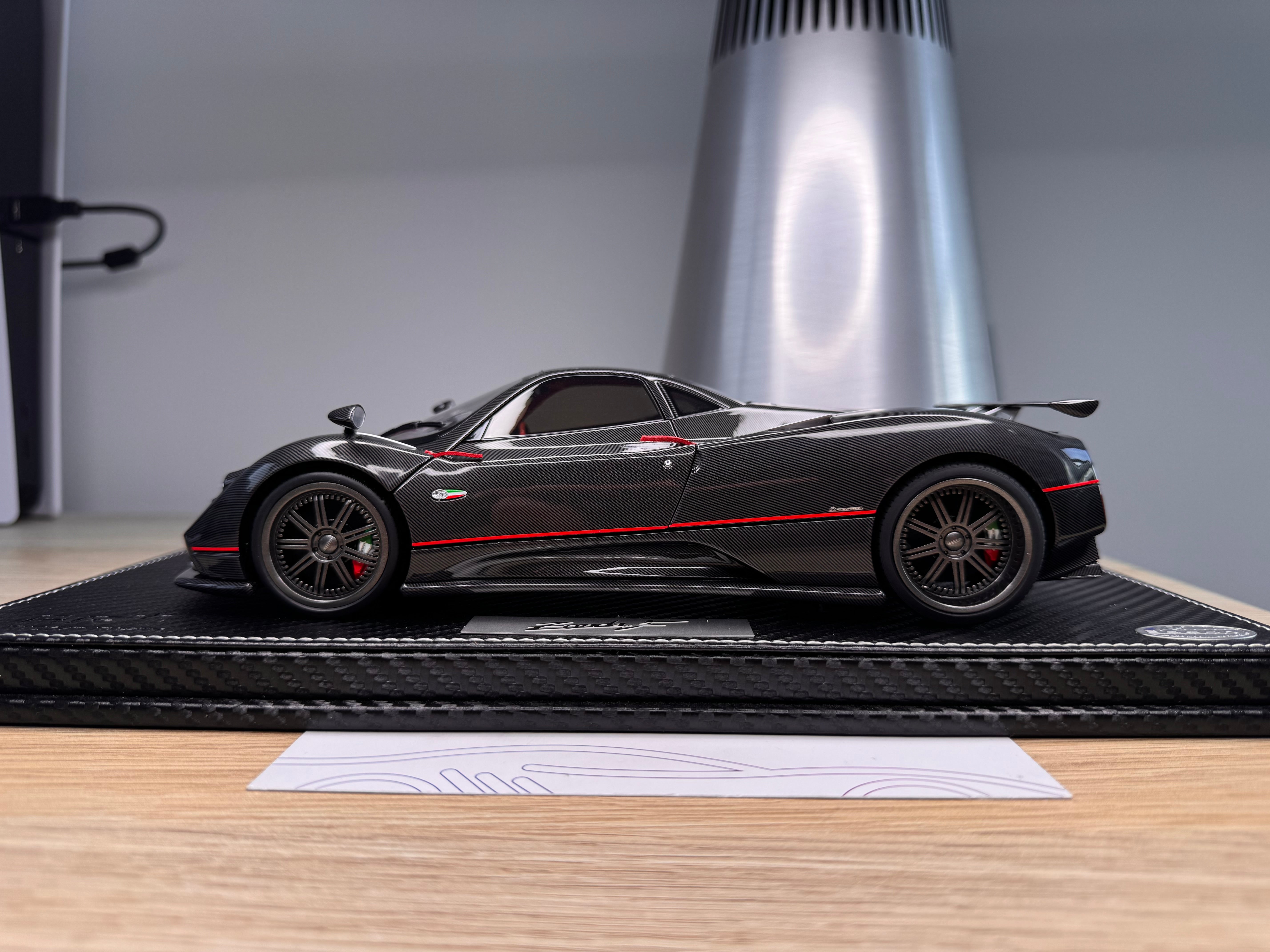 Pagani Zonda F - gloss carbon black OPEN PARTS - 1:18