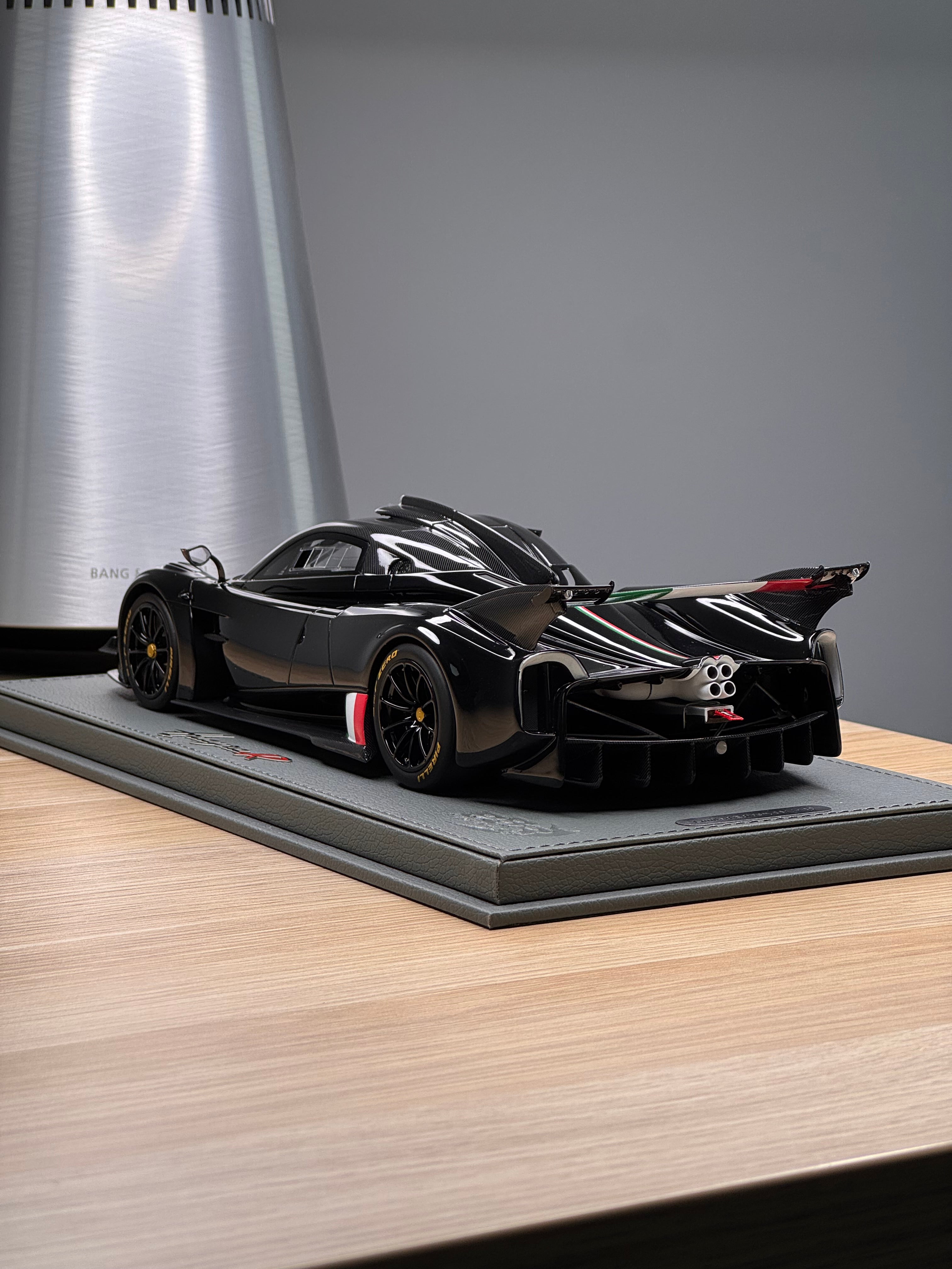 Pagani Huayra R - Gloss Black - 1:18