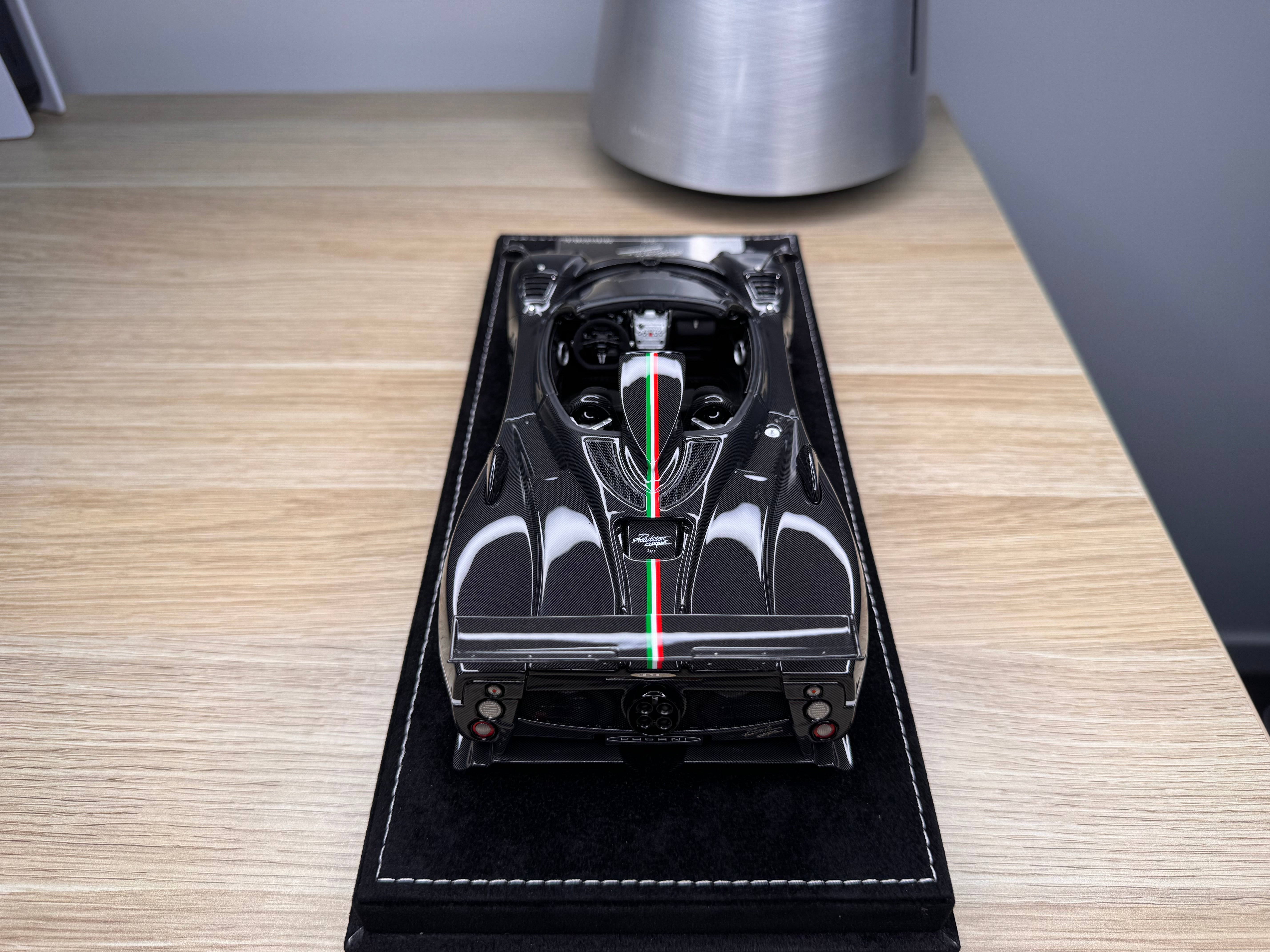 Pagani Zonda Cinque Roadster - Black / Carbon - 1:18