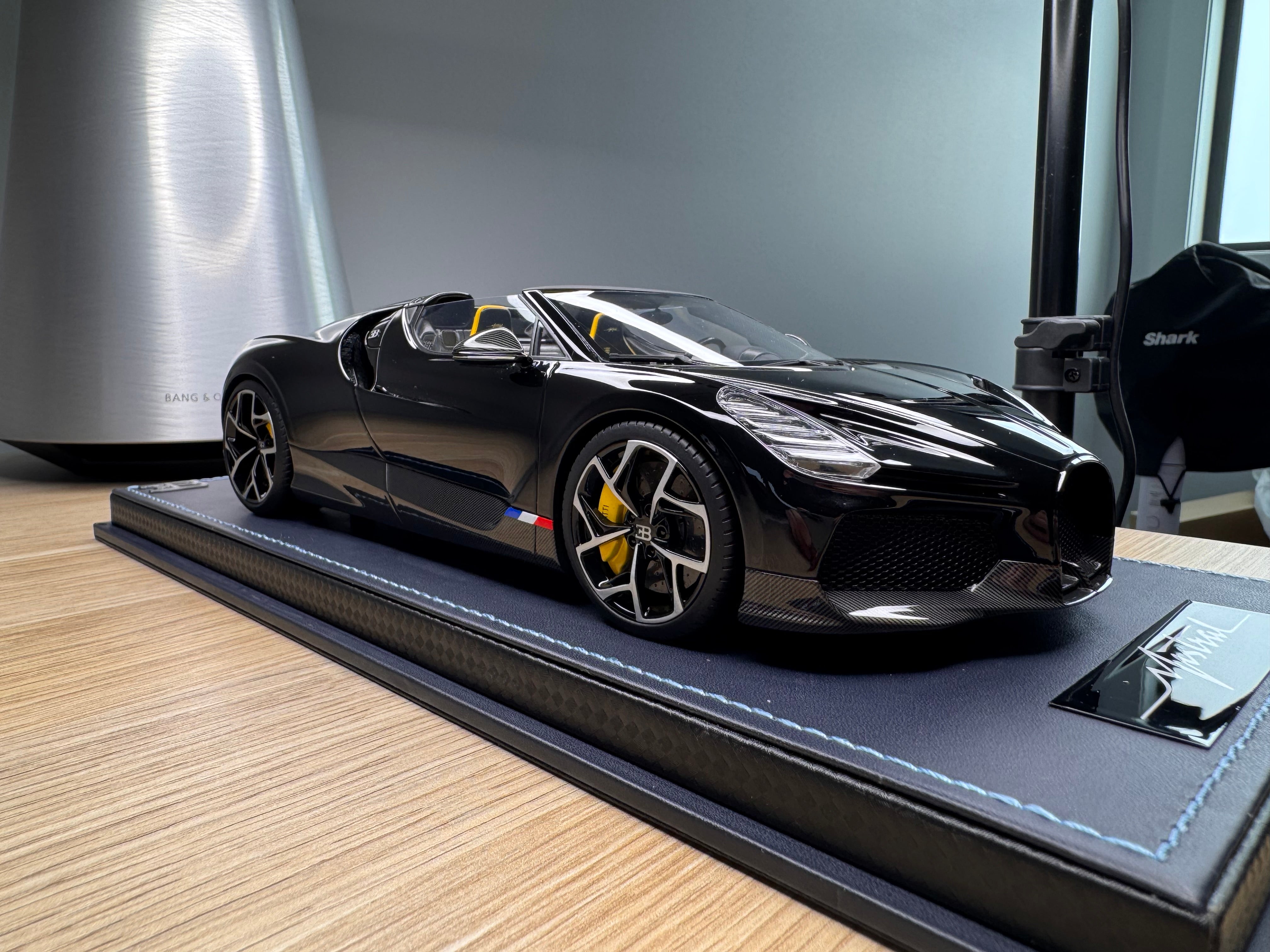 Bugatti Mistral - launch black - 1:18