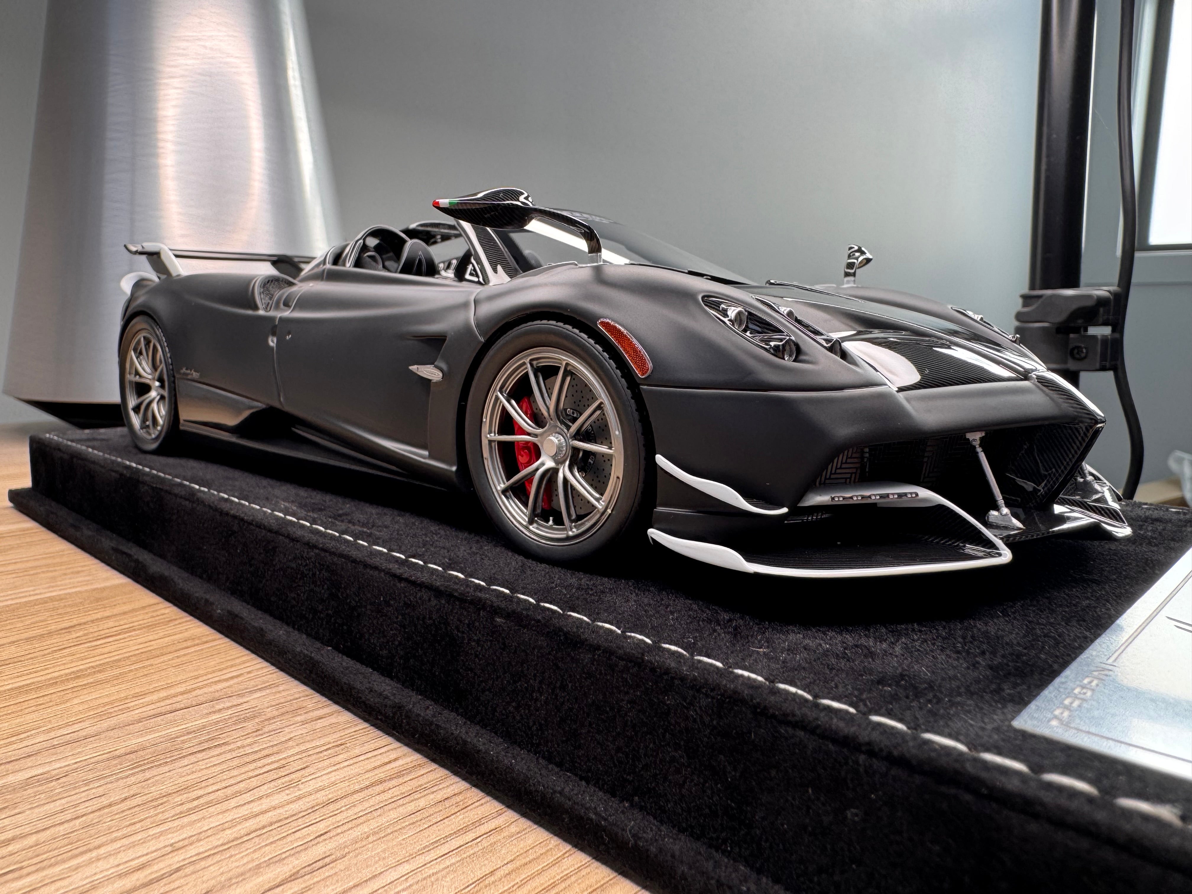 Pagani Huayra Roadster Tempesta - matte black / carbon - 1:18