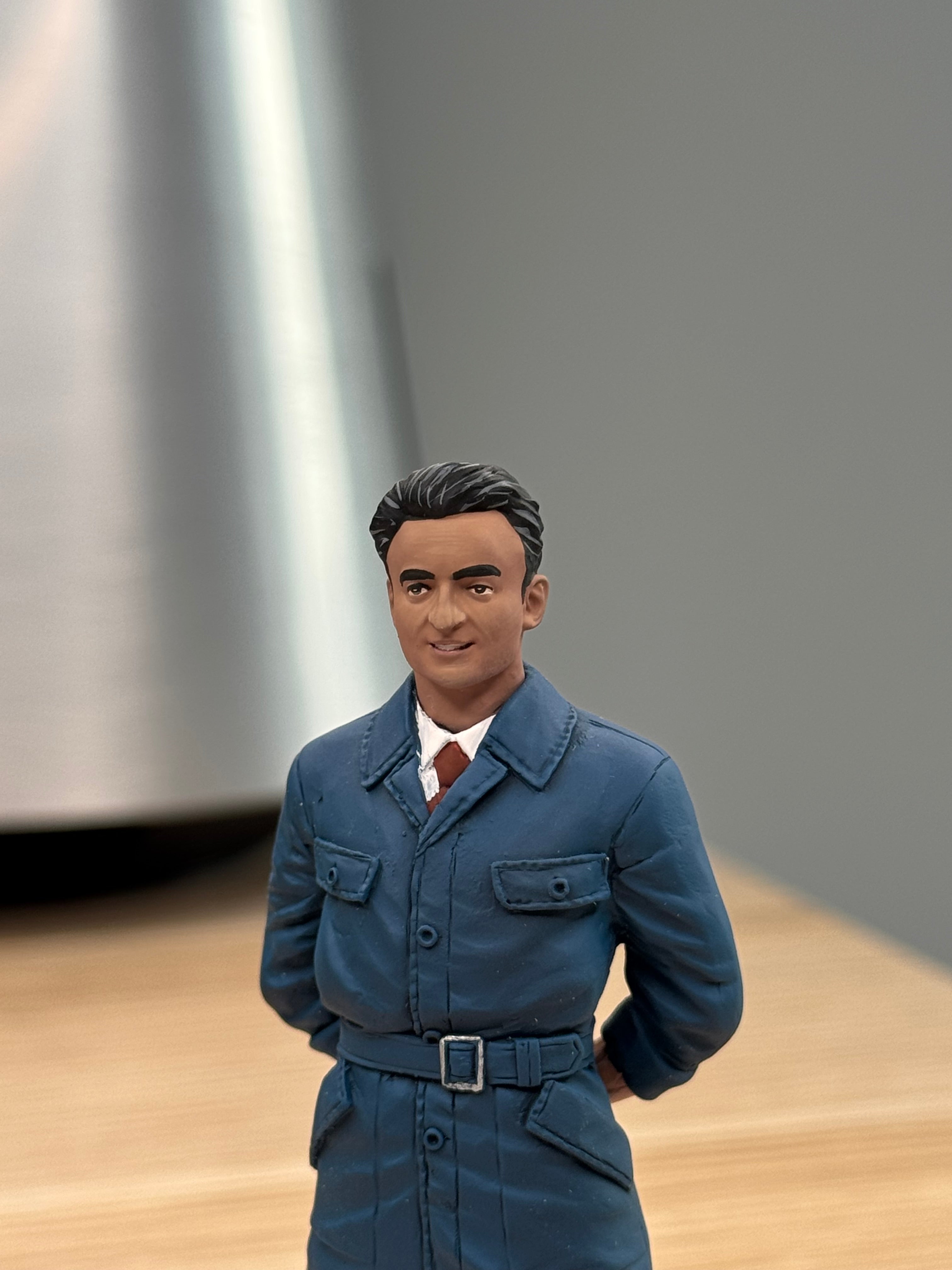 Enzo Ferrari figurine - 1:18