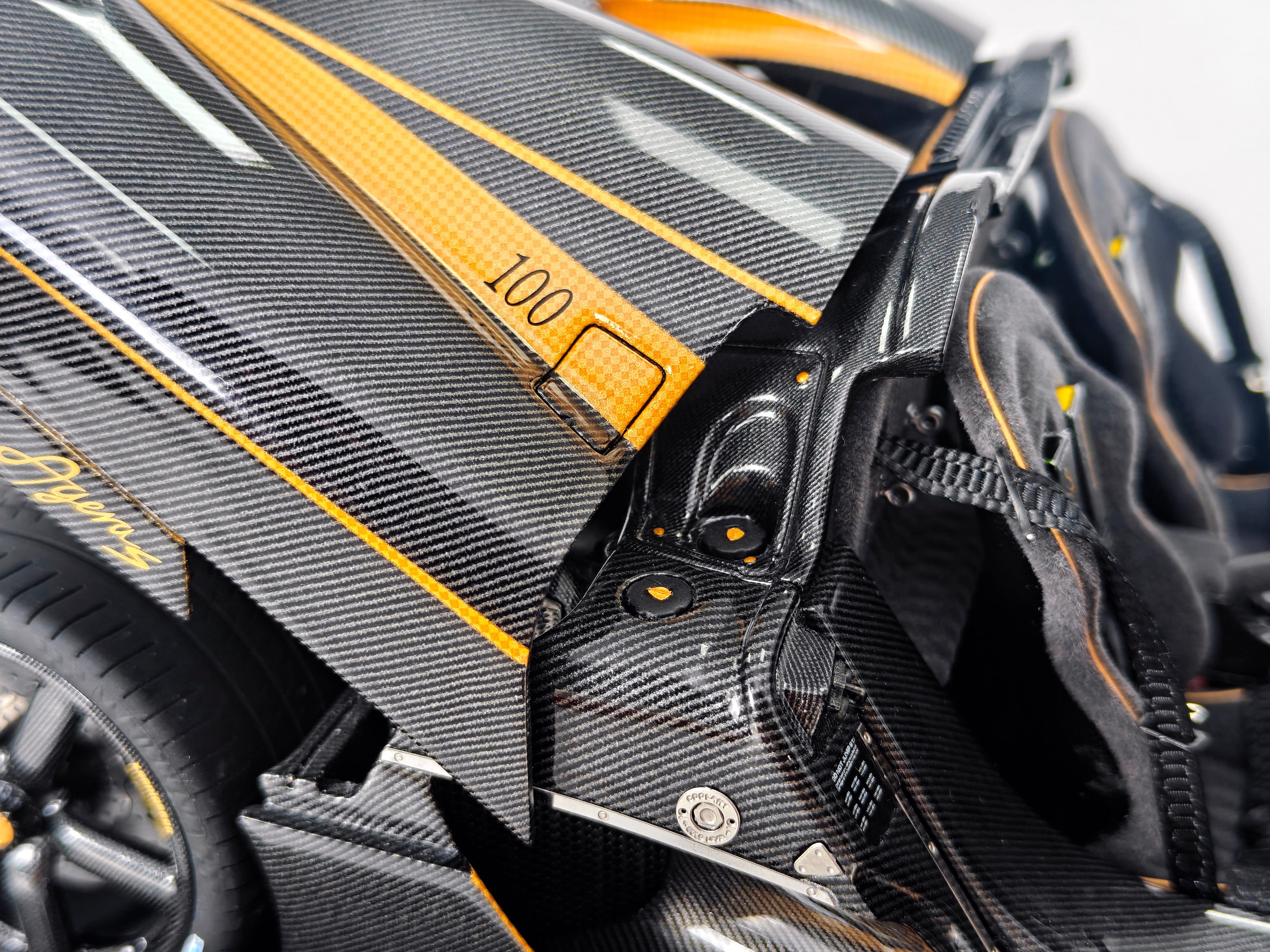 Koenigsegg Agera S - Hundra carbon gold OPEN PARTS - 1:18