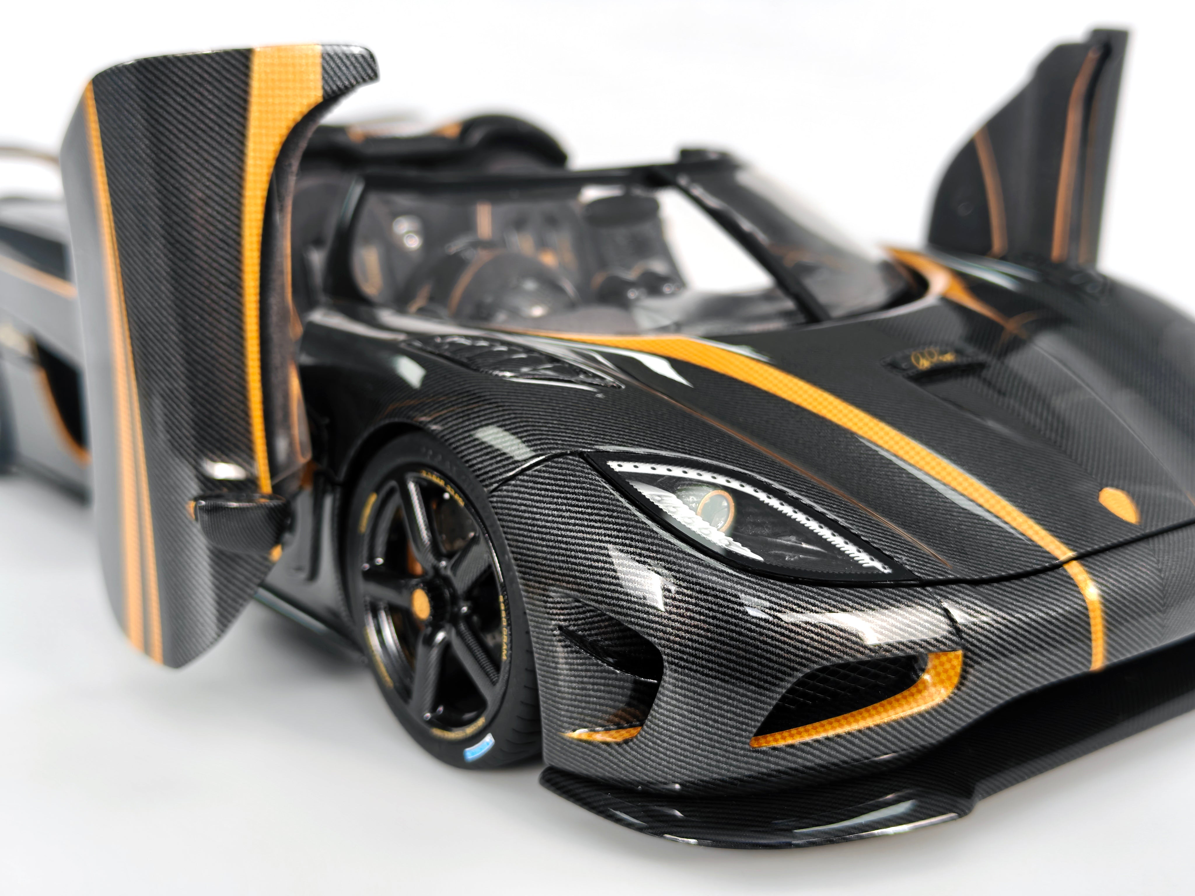 Koenigsegg Agera S - Hundra carbon gold OPEN PARTS - 1:18