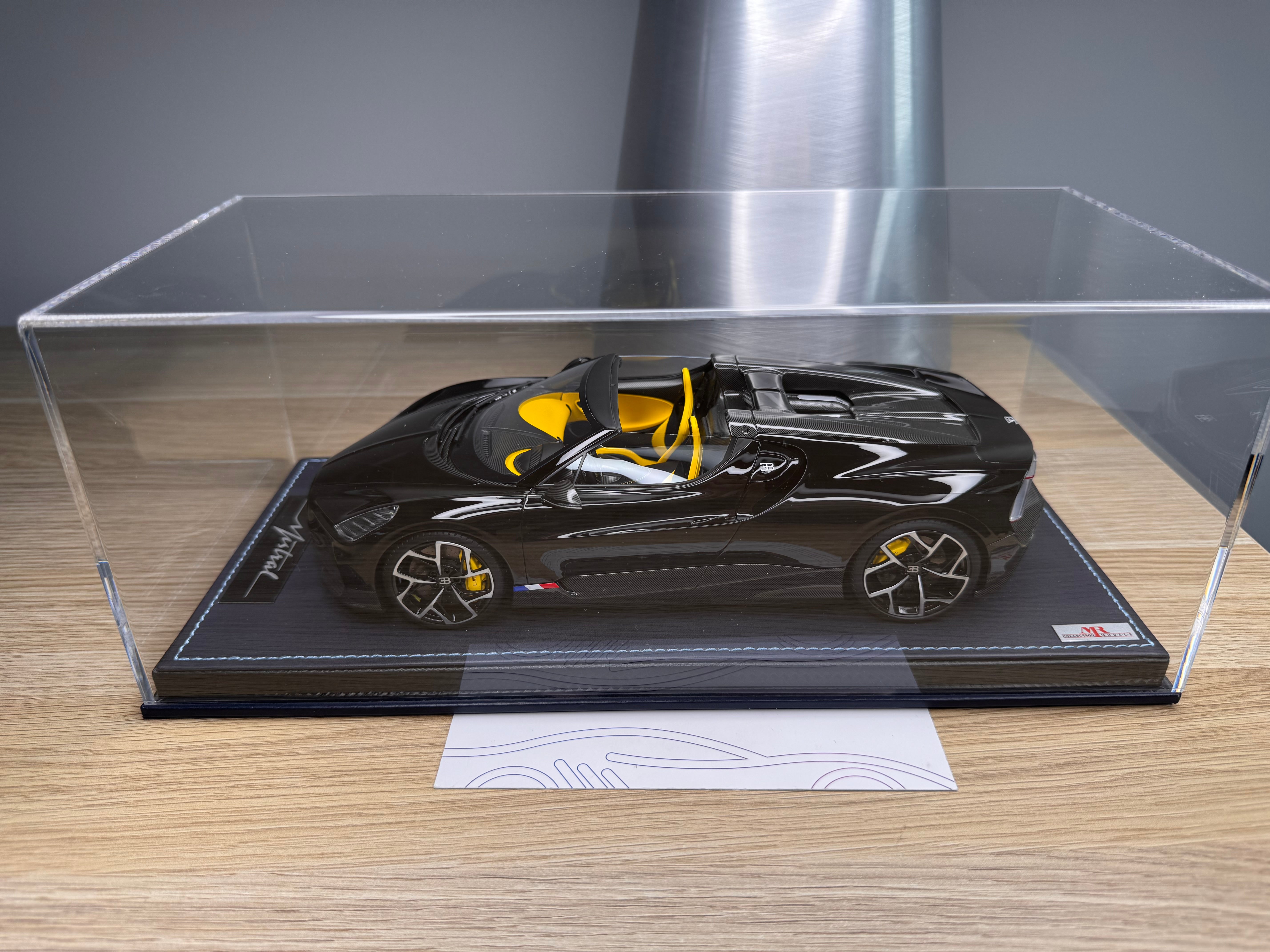Bugatti Mistral - launch black - 1:18