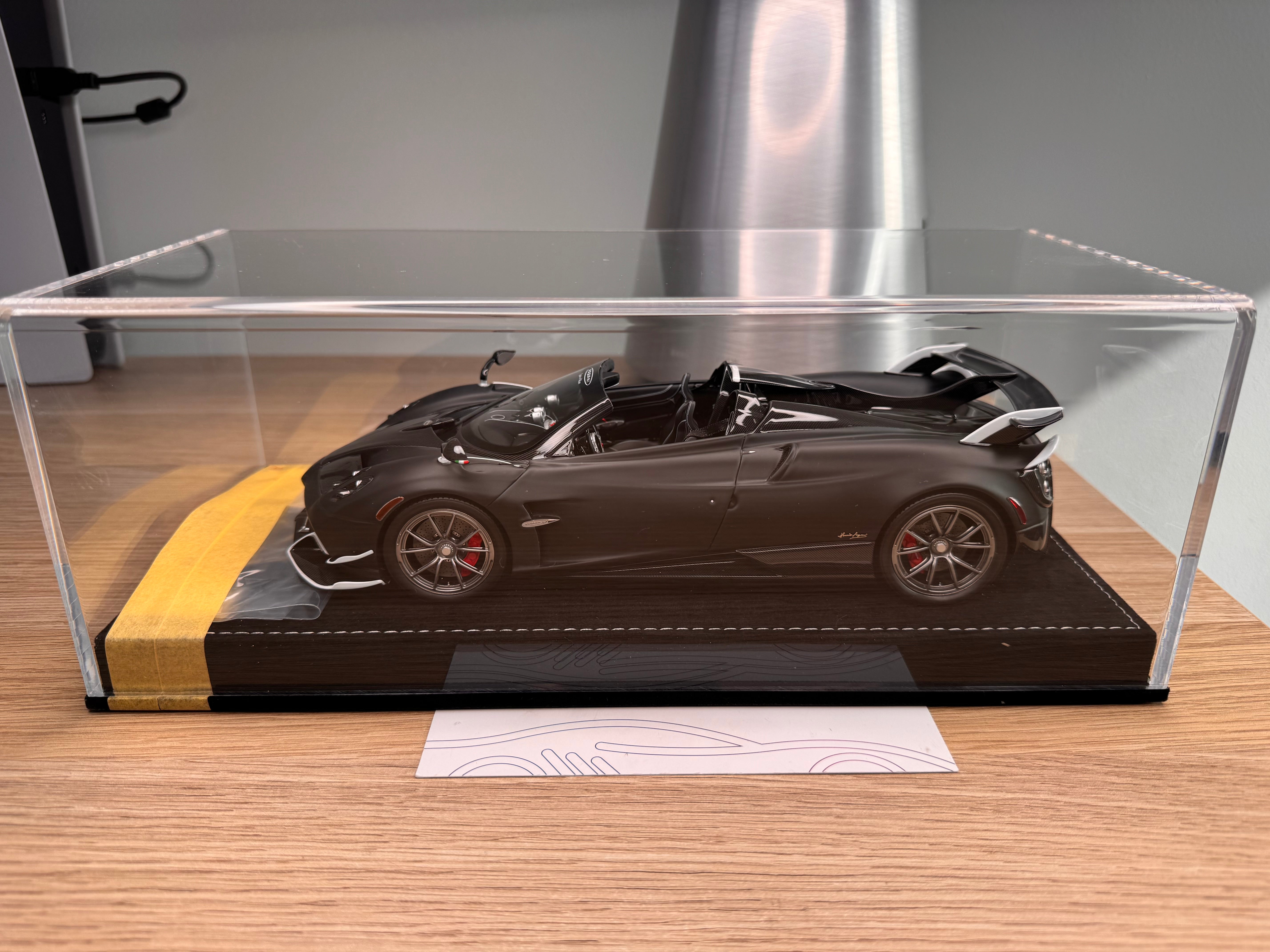 Pagani Huayra Roadster Tempesta - matte black / carbon - 1:18