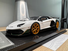 Load image into Gallery viewer, Lamborghini Aventador SVJ - Bianco Aether / Verde Hydra - 1:18
