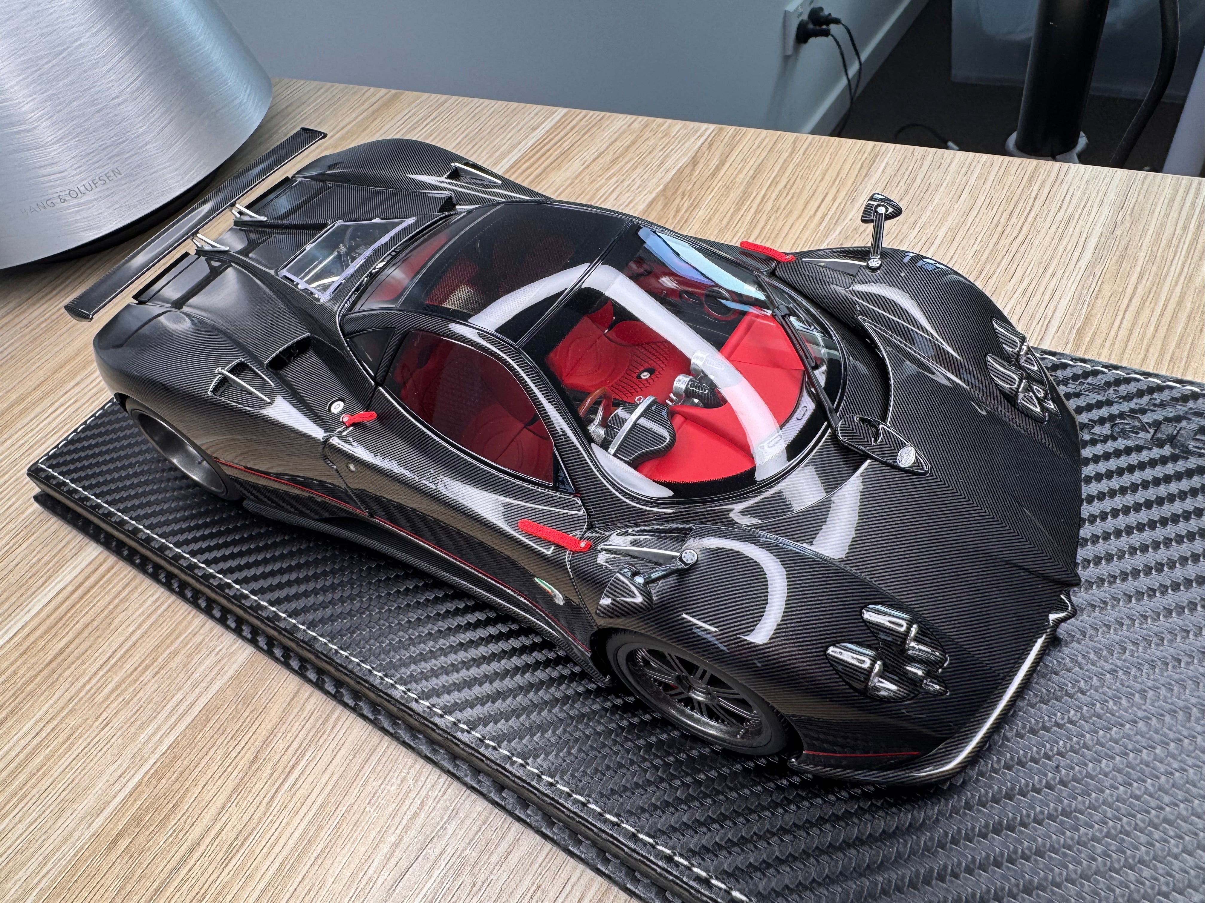 Pagani Zonda F - gloss carbon black OPEN PARTS - 1:18