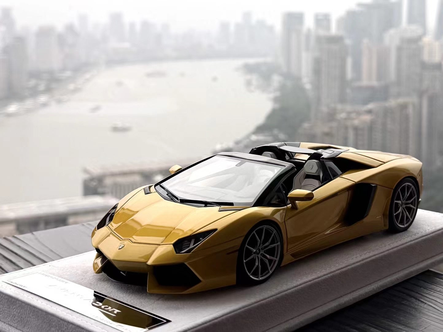 Lamborghini Aventador LP700-4 Roadster - Electro-Lime Gold - 1:18