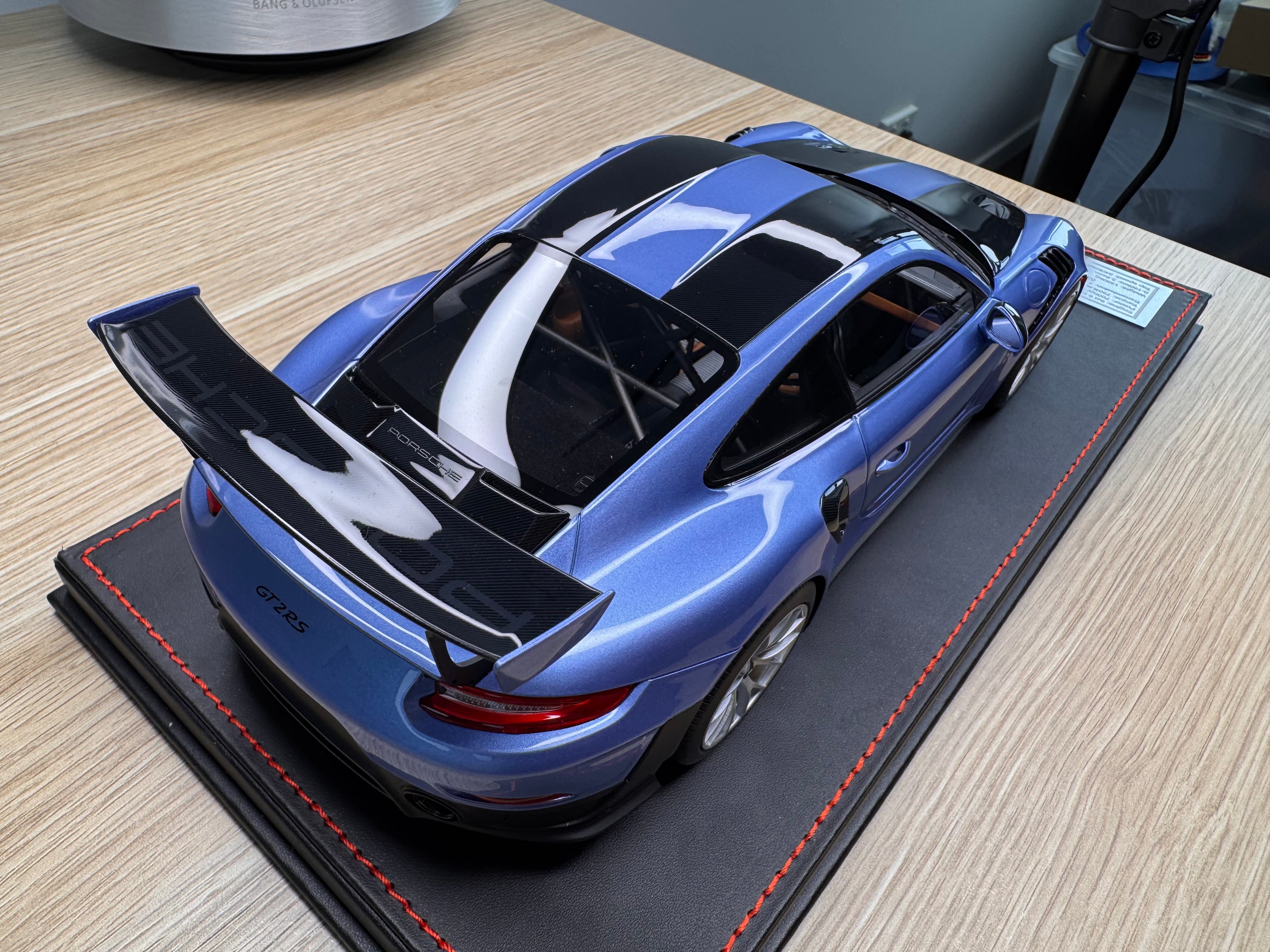 Porsche 911 GT2RS - PTS Gemini Metallic on black leather base - 1:18