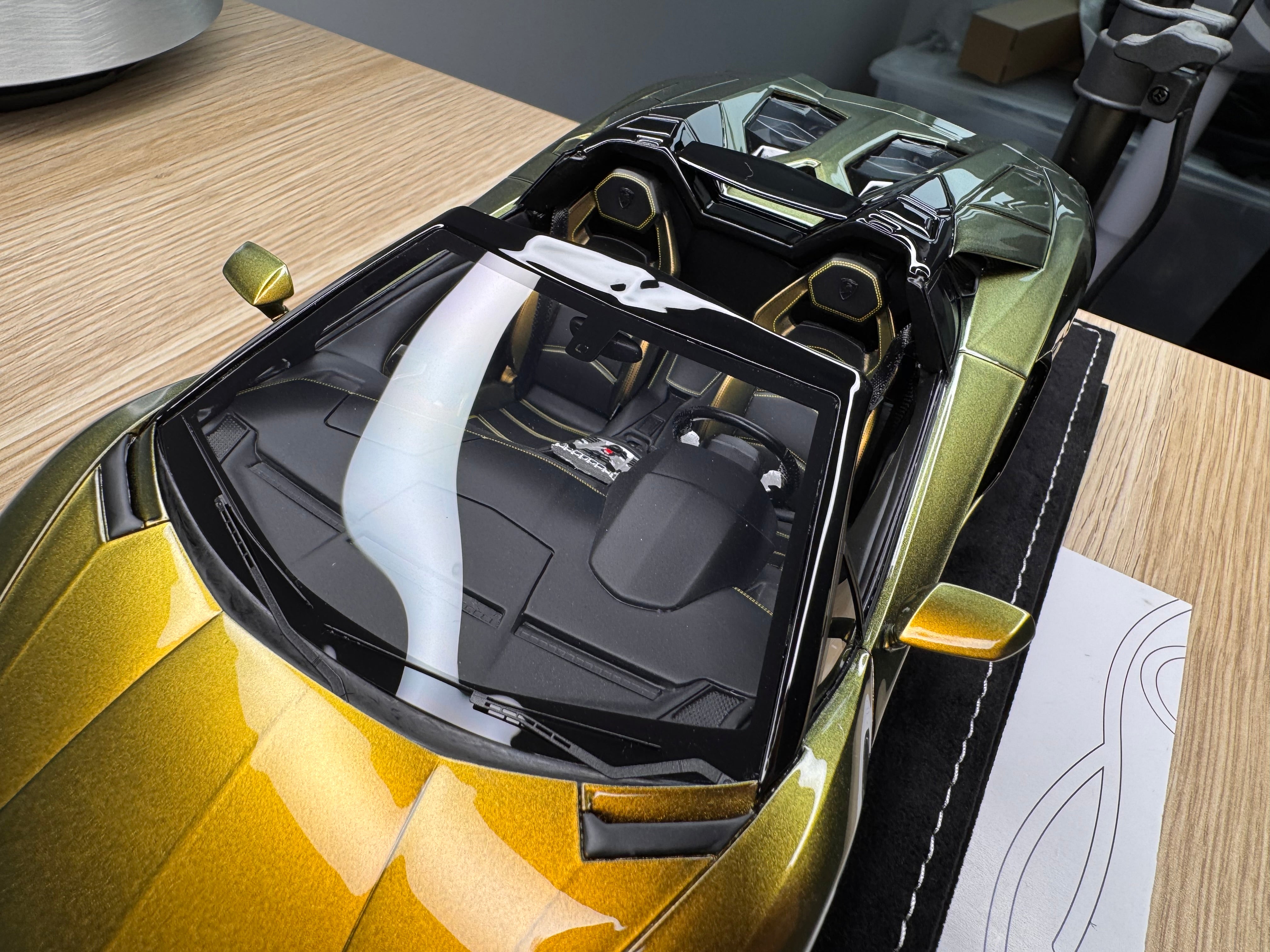 Lamborghini Aventador LP700-4 Roadster - Chameleon Gold - 1:18