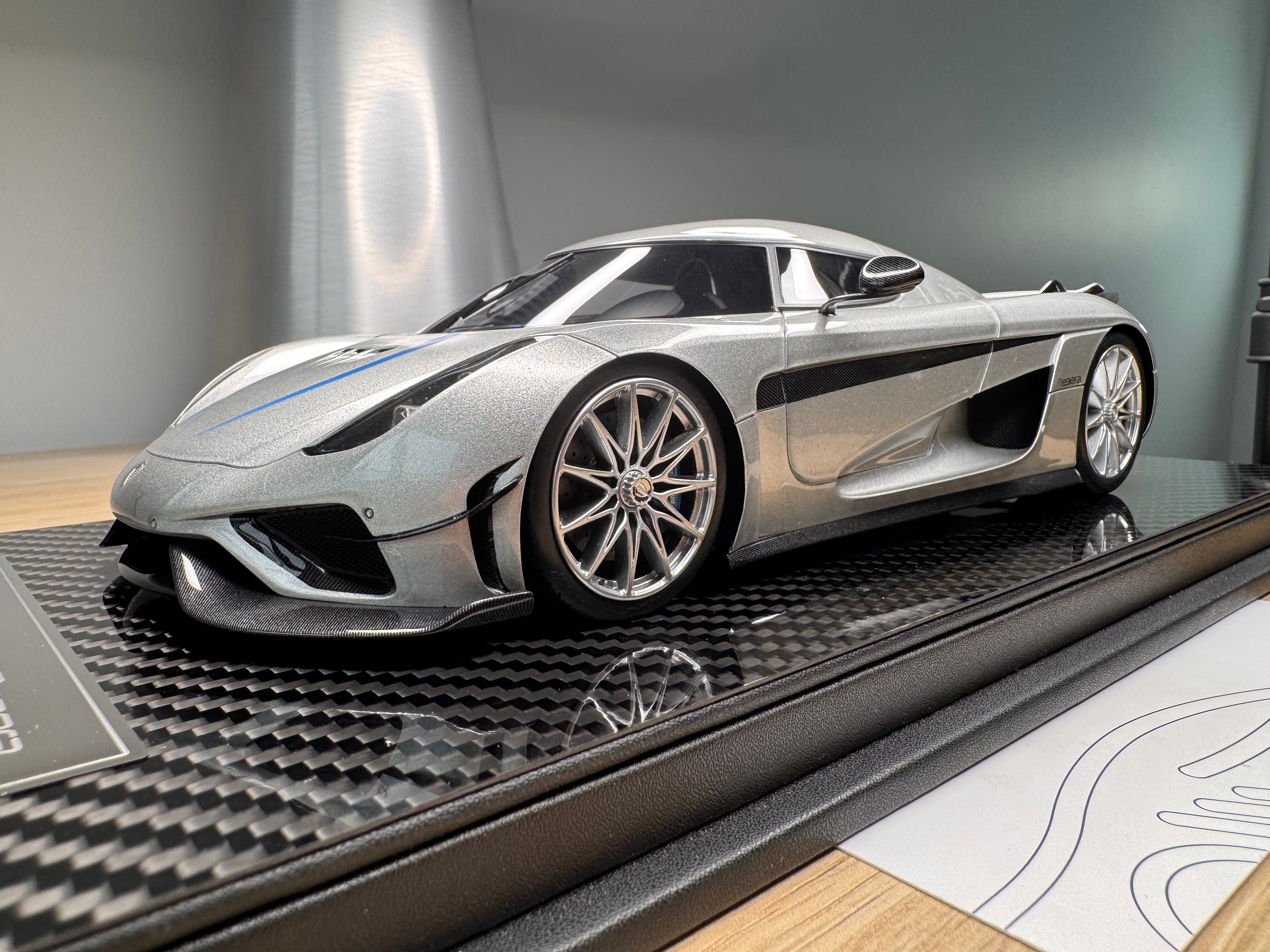 Koenigsegg Regera - Moon Silver with silver wheels - 1:18