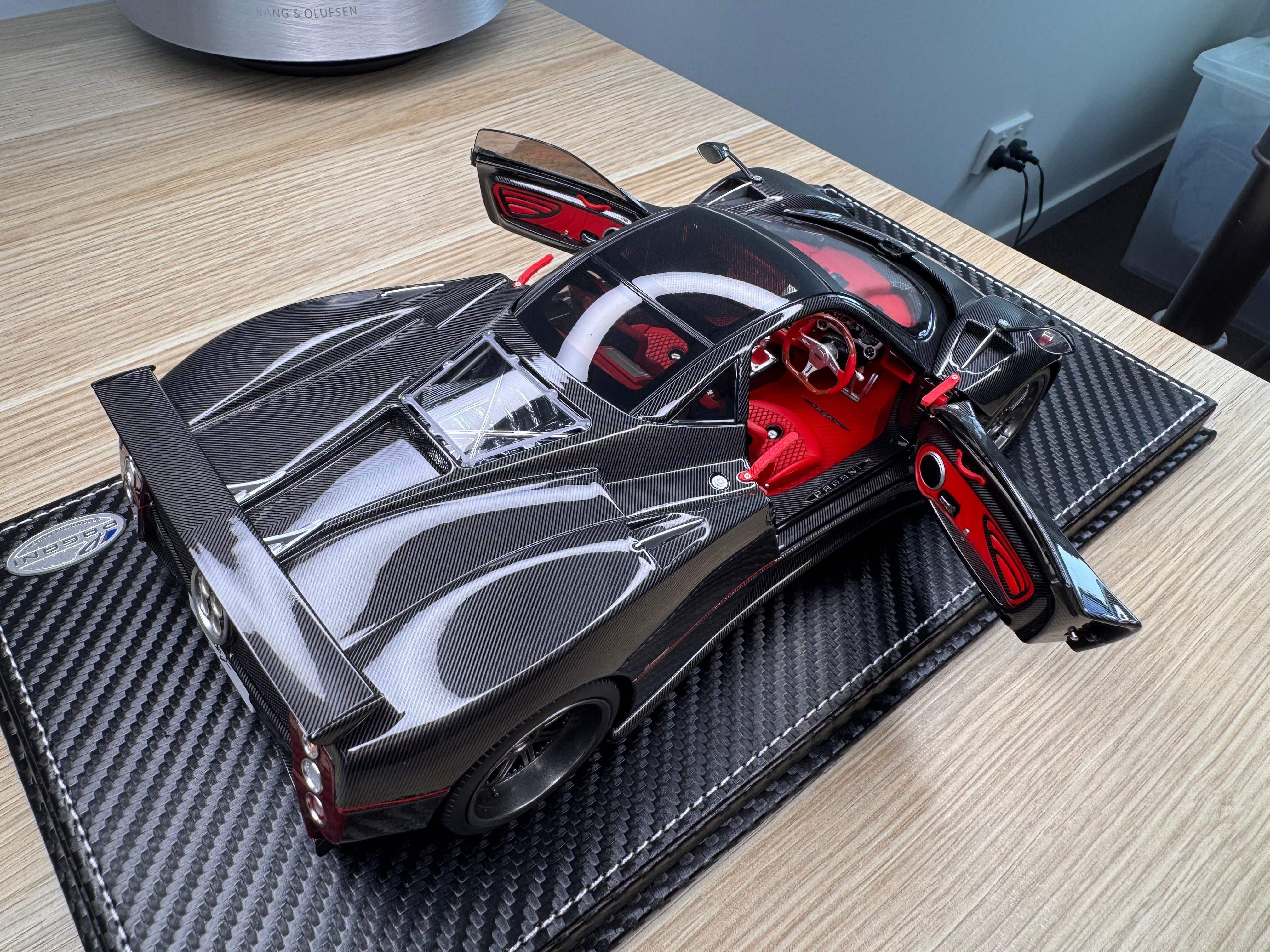 Pagani Zonda F - gloss carbon black OPEN PARTS - 1:18