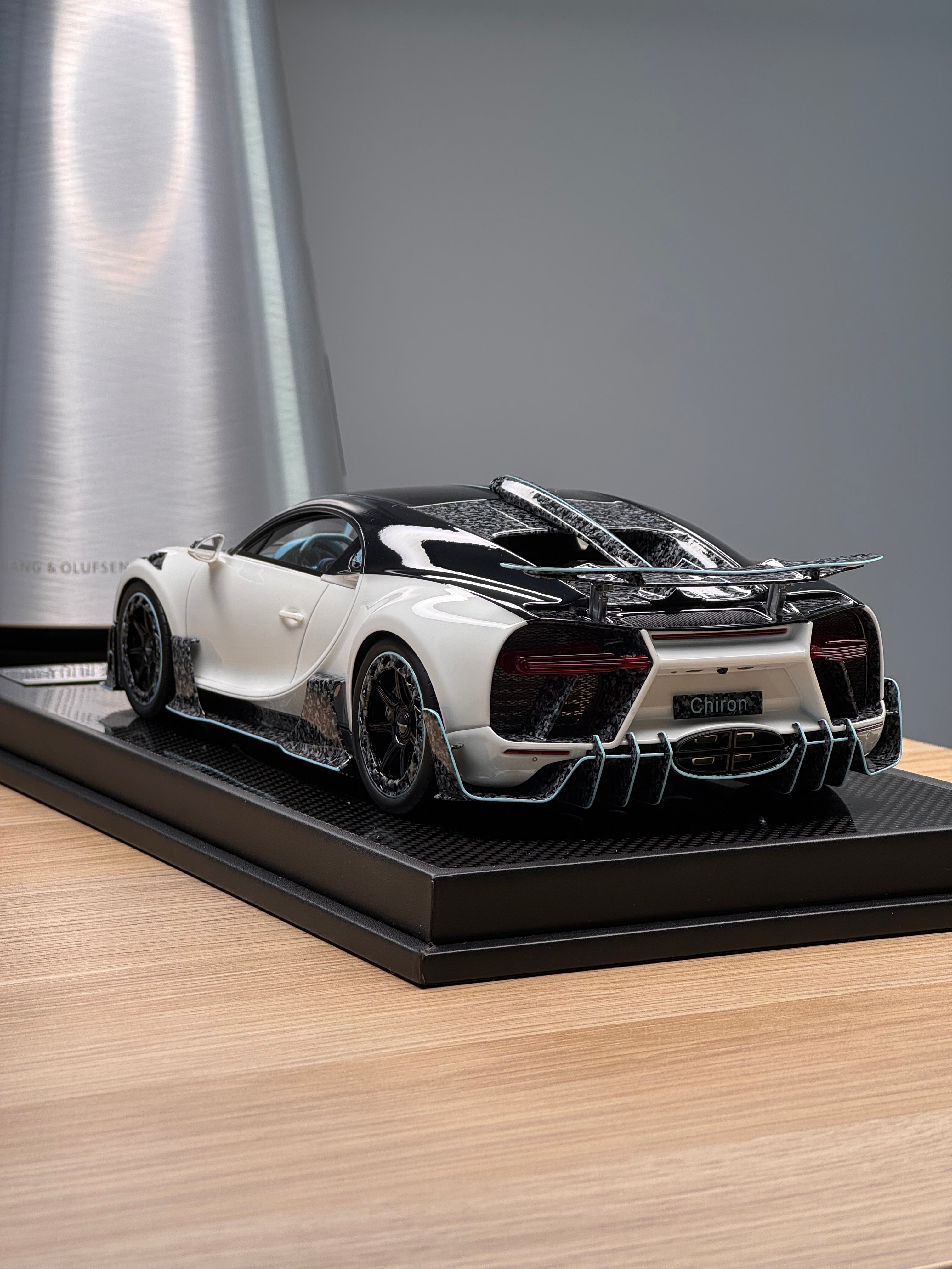 Bugatti Chiron 2.0 White with Luminous Blue - 1:18