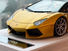 Load image into Gallery viewer, Lamborghini Aventador LP700-4 Roadster - Electro-Lime Gold - 1:18
