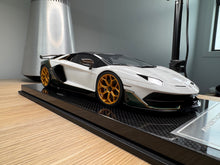 Load image into Gallery viewer, Lamborghini Aventador SVJ - Bianco Aether / Verde Hydra - 1:18
