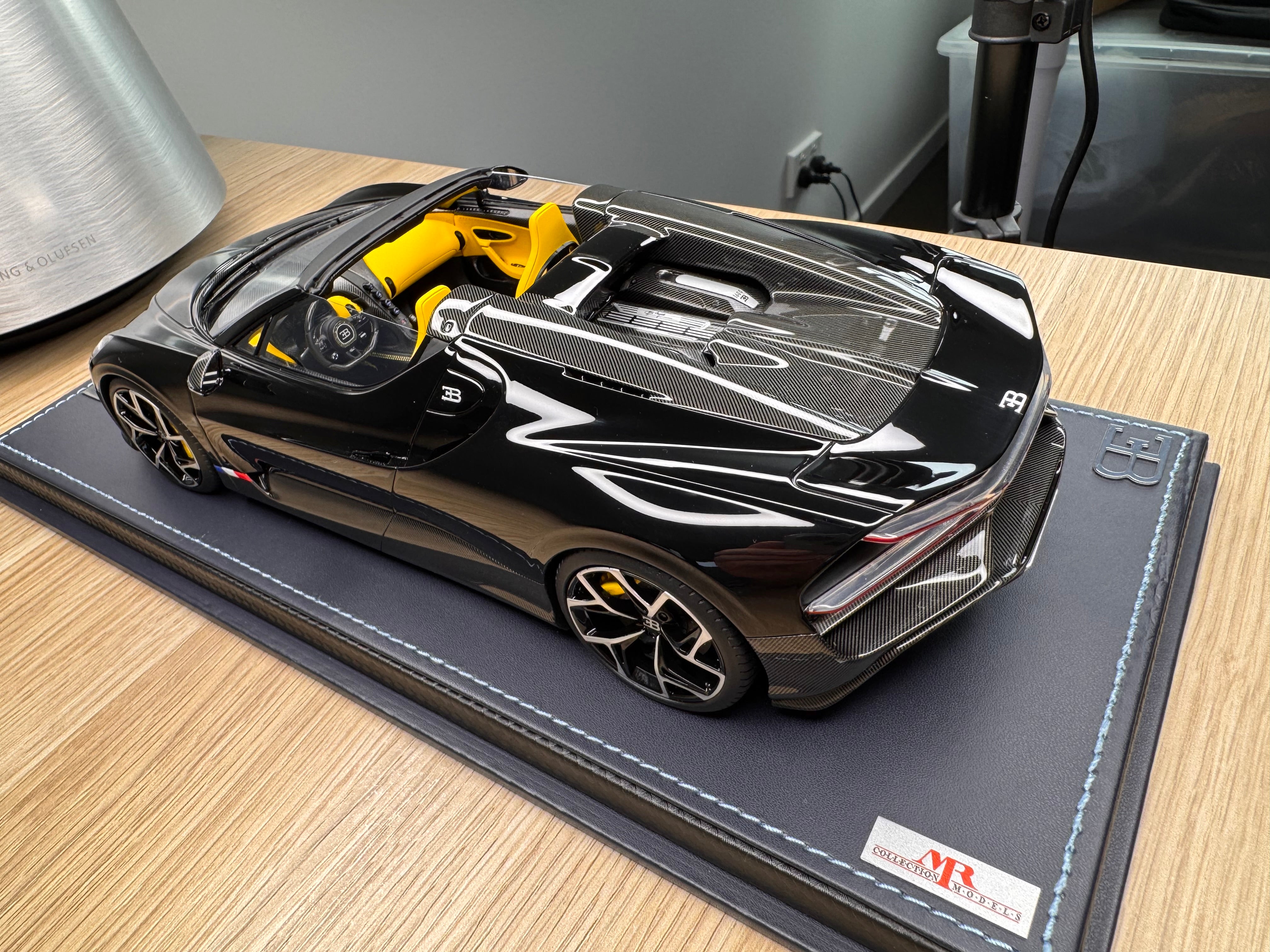 Bugatti Mistral - launch black - 1:18