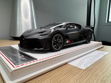 Load image into Gallery viewer, Bugatti Divo - black carbon (matte) - 1:18
